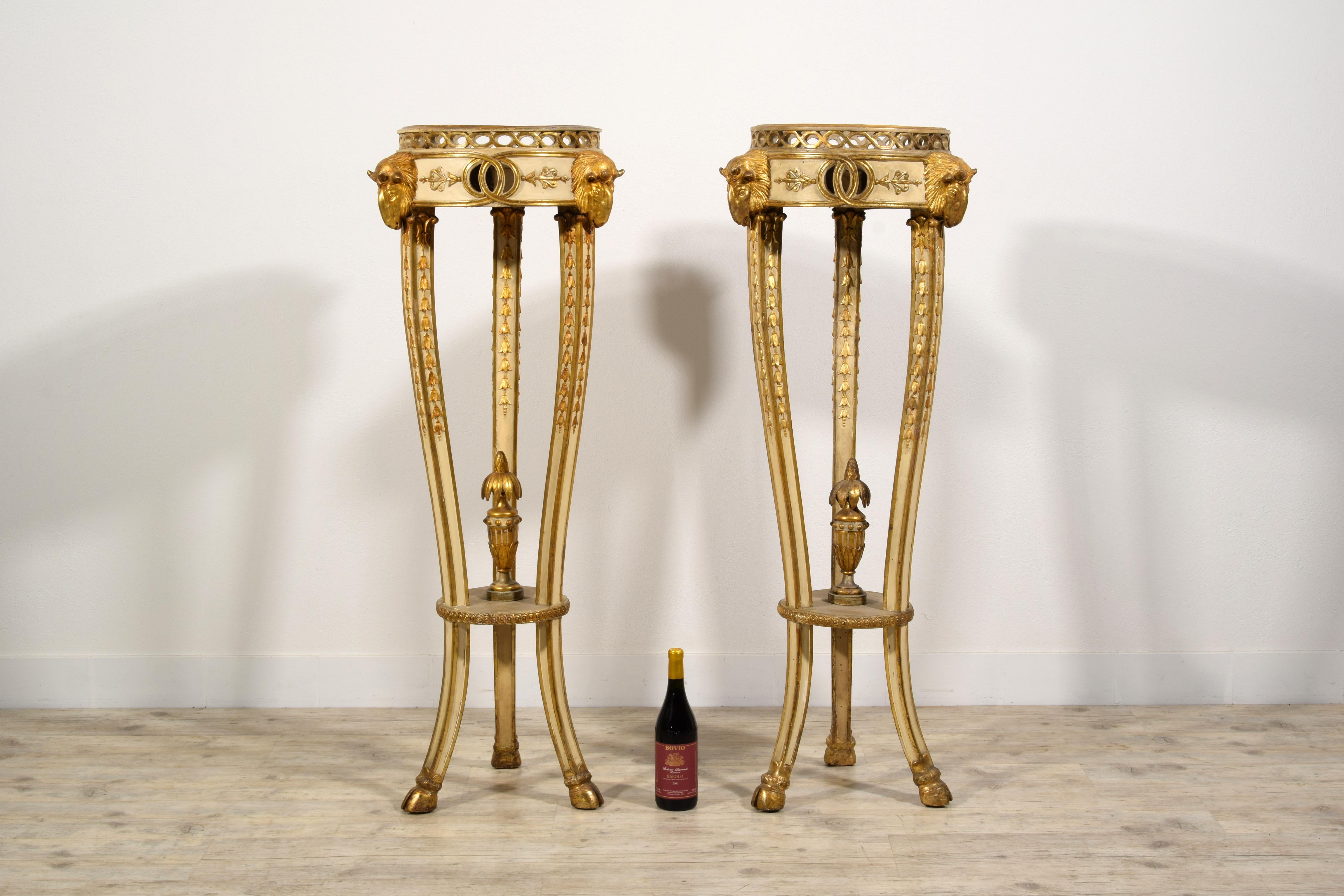 Siglo XVIII Neoclásico Esculpido Madera Lacada Dorada Pareja Gueridones Italianos en venta 1