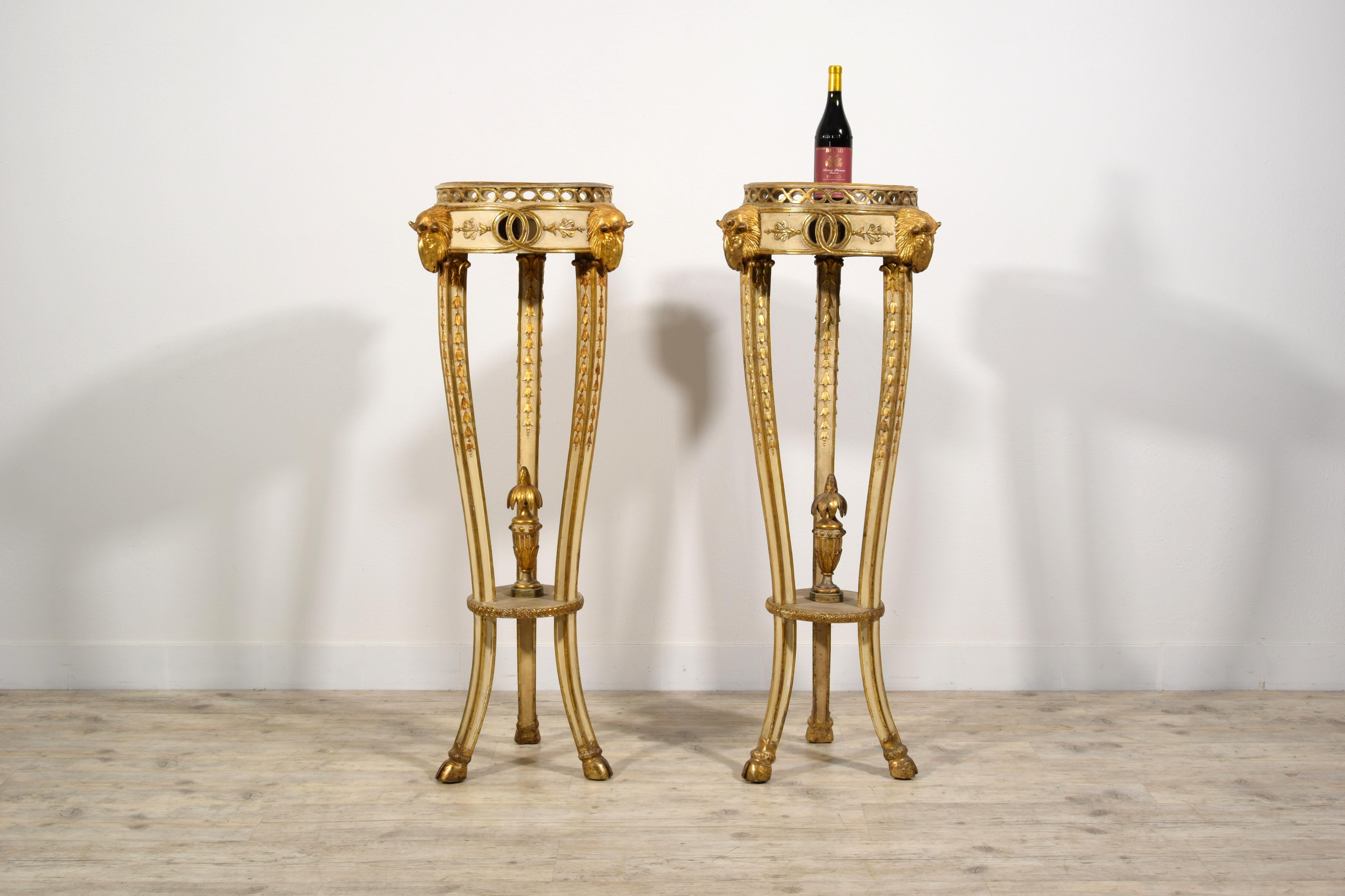 Siglo XVIII Neoclásico Esculpido Madera Lacada Dorada Pareja Gueridones Italianos en venta 15
