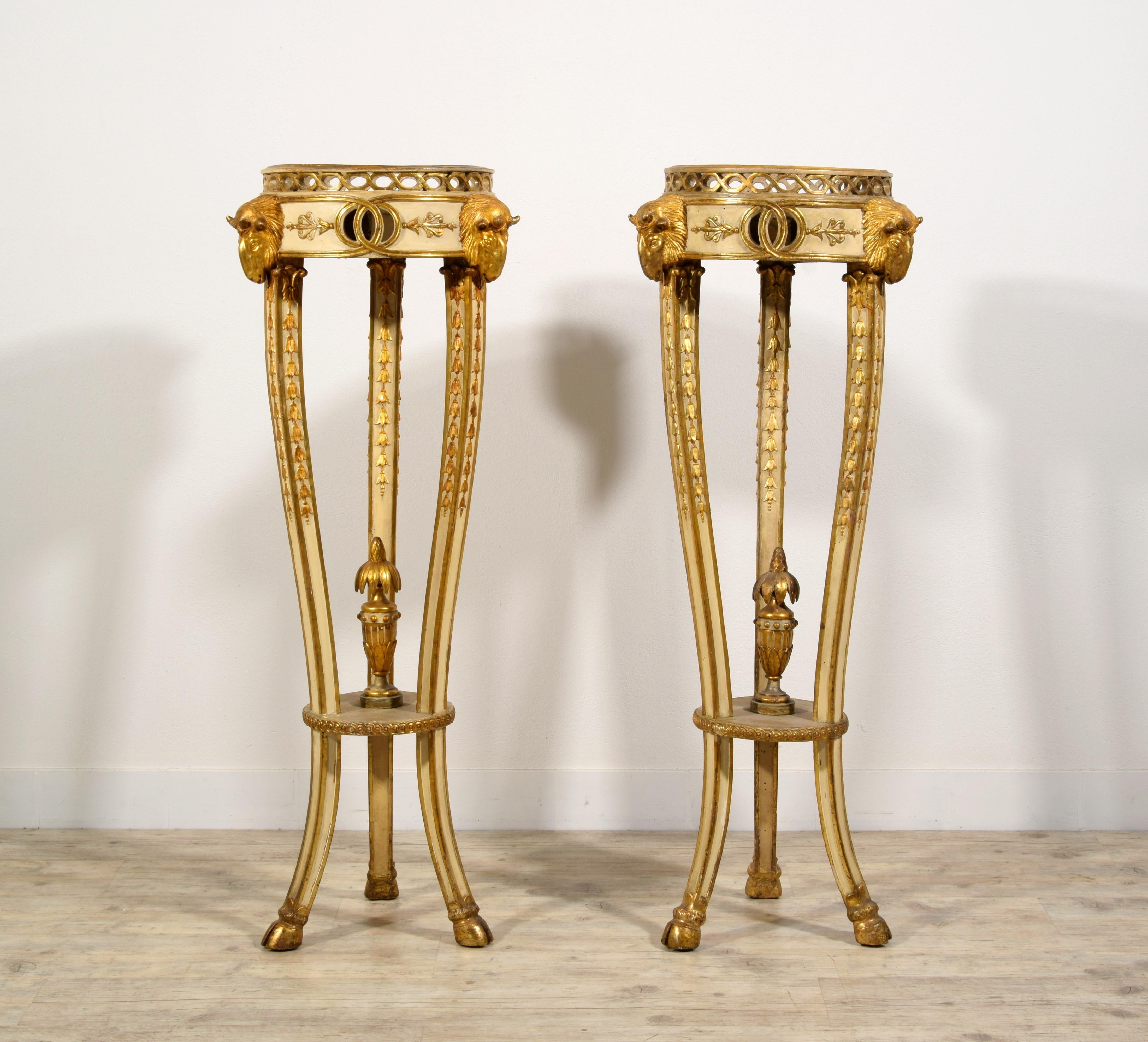 Pareja de importantes gueridones neoclásicos italianos de madera esculpida, lacada y dorada. Encimera de imitación de mármol,
Finales del siglo XVIII.
