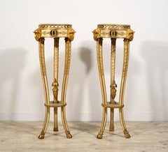 Paire de guéridons italiens du 18ème siècle de style néoclassique en bois laqué et doré sculpté