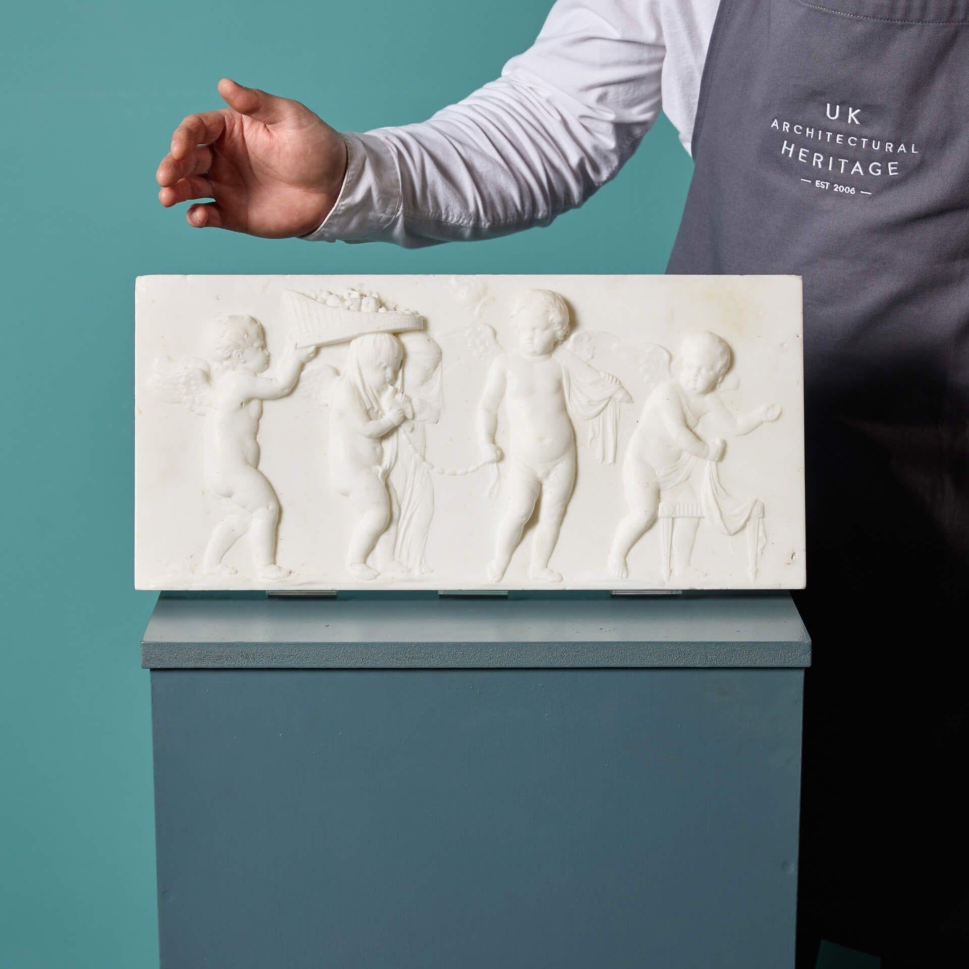 Una tavoletta neoclassica in marmo bianco statuario della fine del XVIII secolo che raffigura le nozze di Amore e Psiche, secondo lo studio di Giovanni Battista Cipriani e in seguito all'antico di Trifone.

Questa squisita tavoletta di marmo è