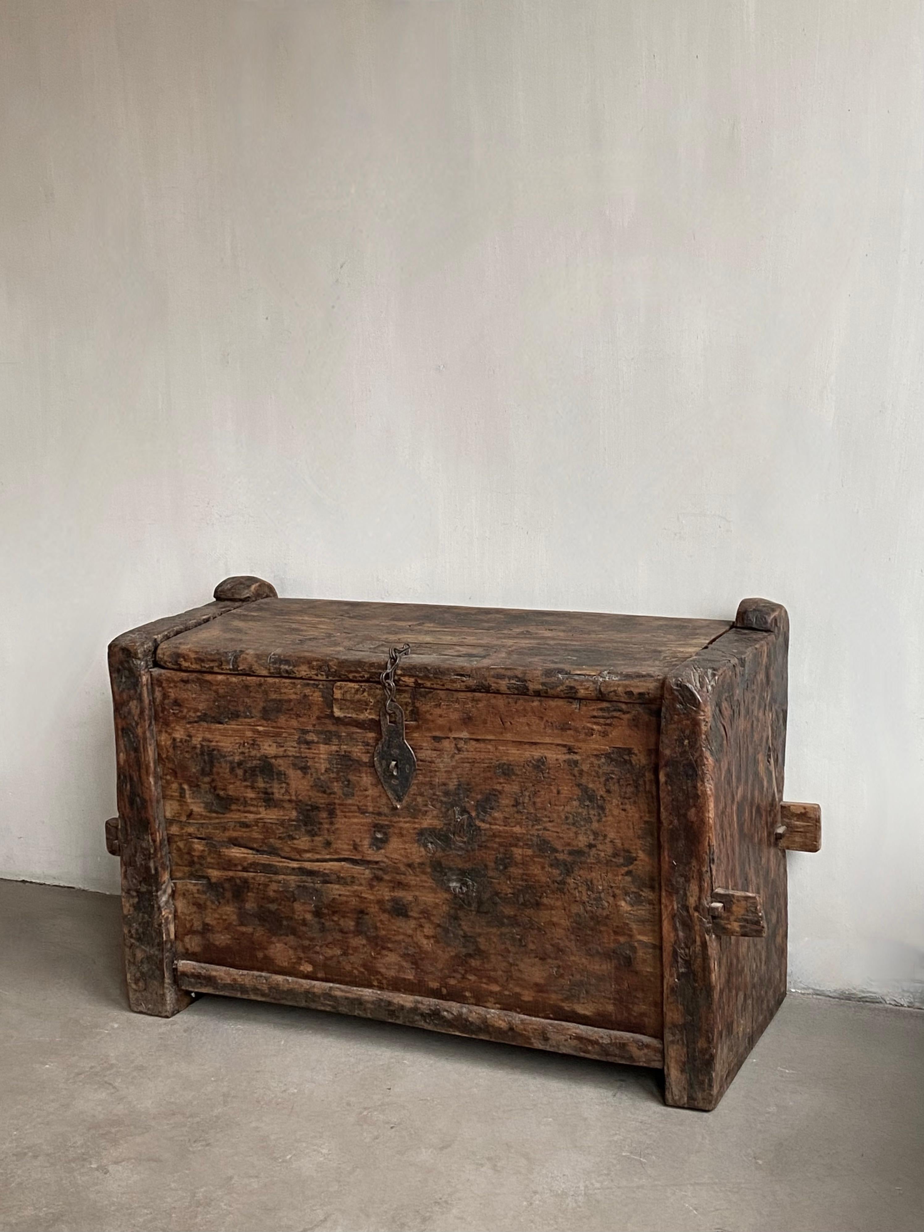 Una cassapanca del XVIII secolo in legno di cipresso proveniente dal Nepal.
Questo oggetto ha una patina e una struttura eccezionali, dovute a una vita ricca. Questo legno è di qualità eccezionalmente bella e preziosa per le sue qualità