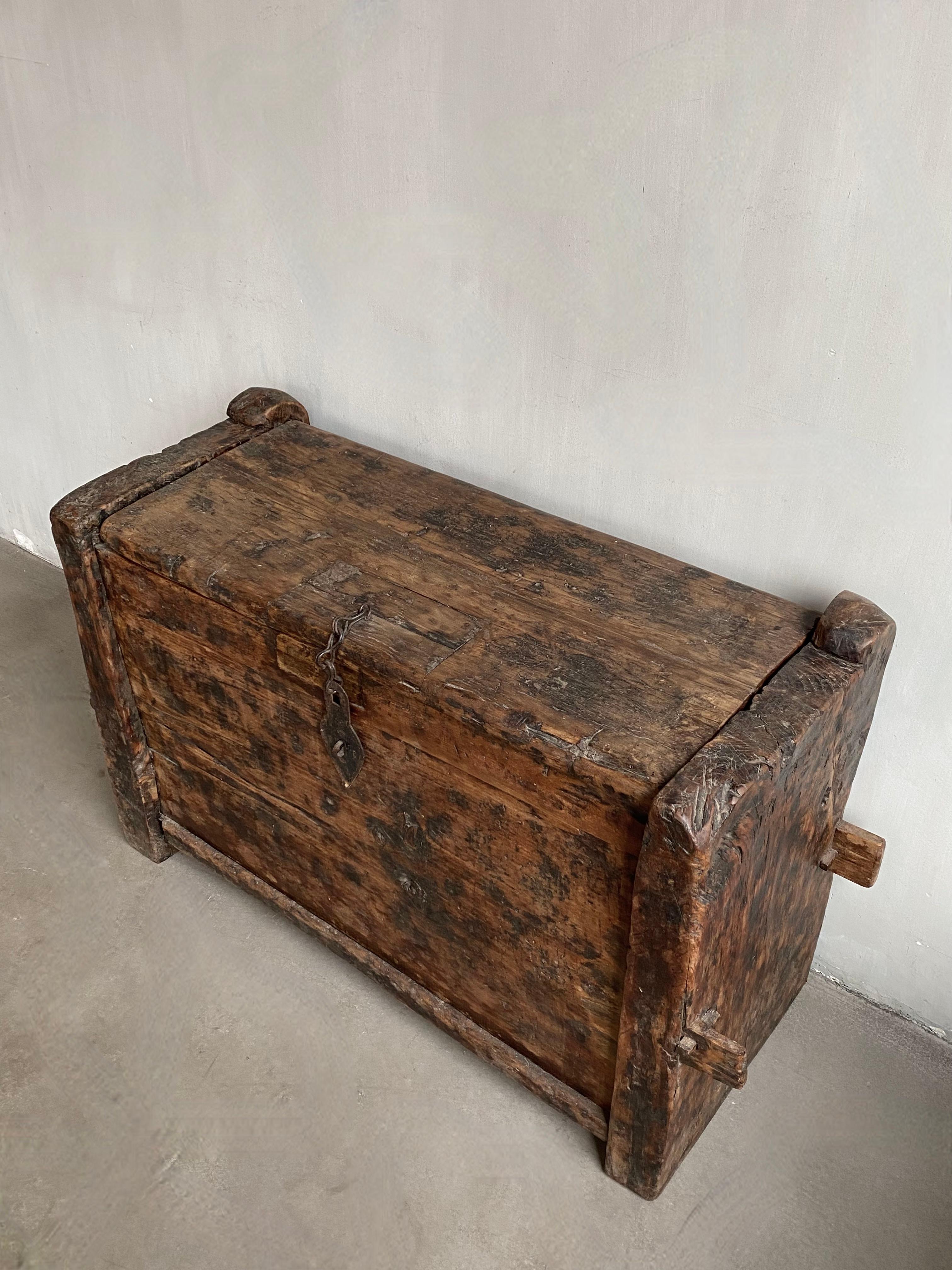 Nepalese Cassapanca nepalese del XVIII secolo in vendita