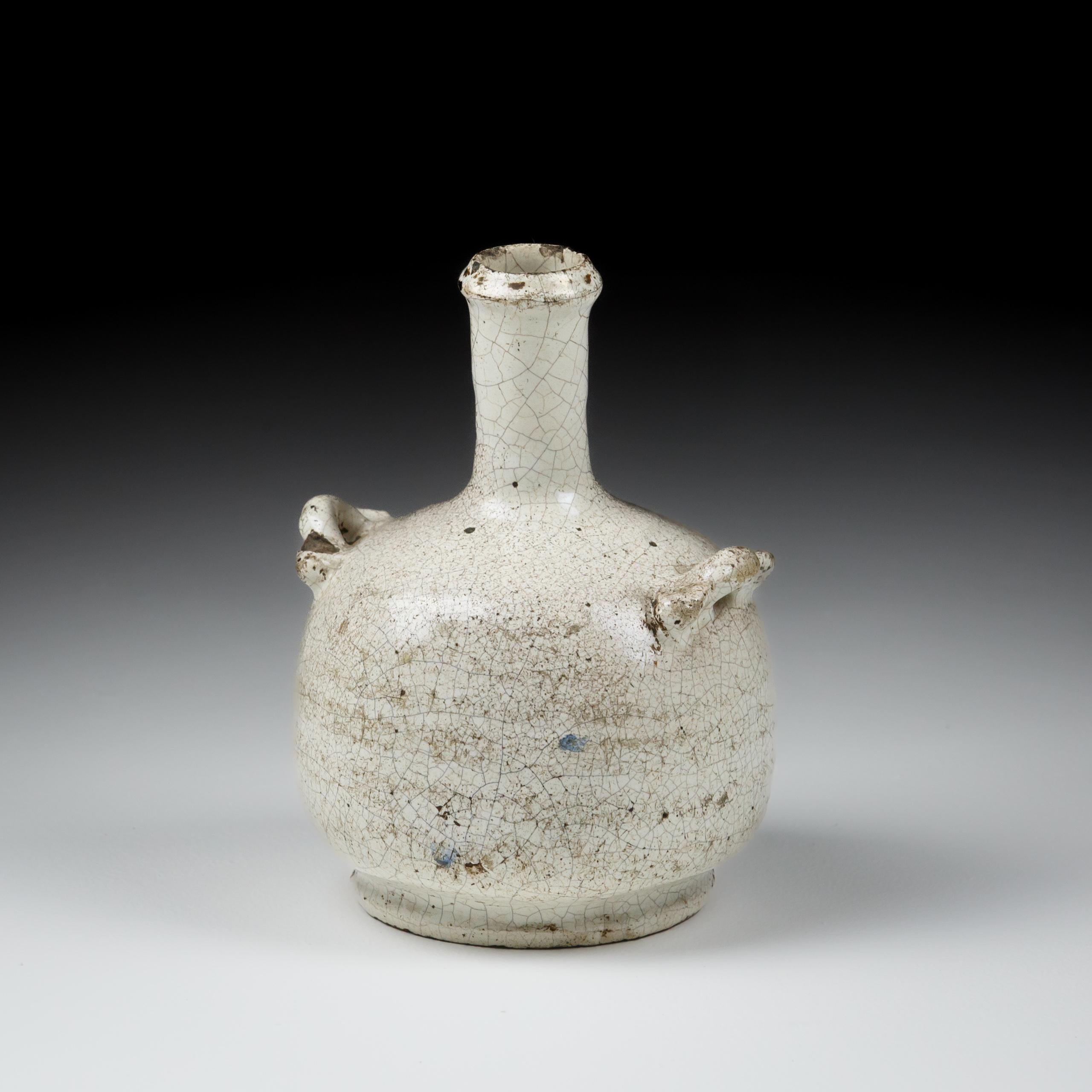 Carafe à garçon du 18e siècle en Delft de Nevers Abîmé - En vente à Pease pottage, West Sussex