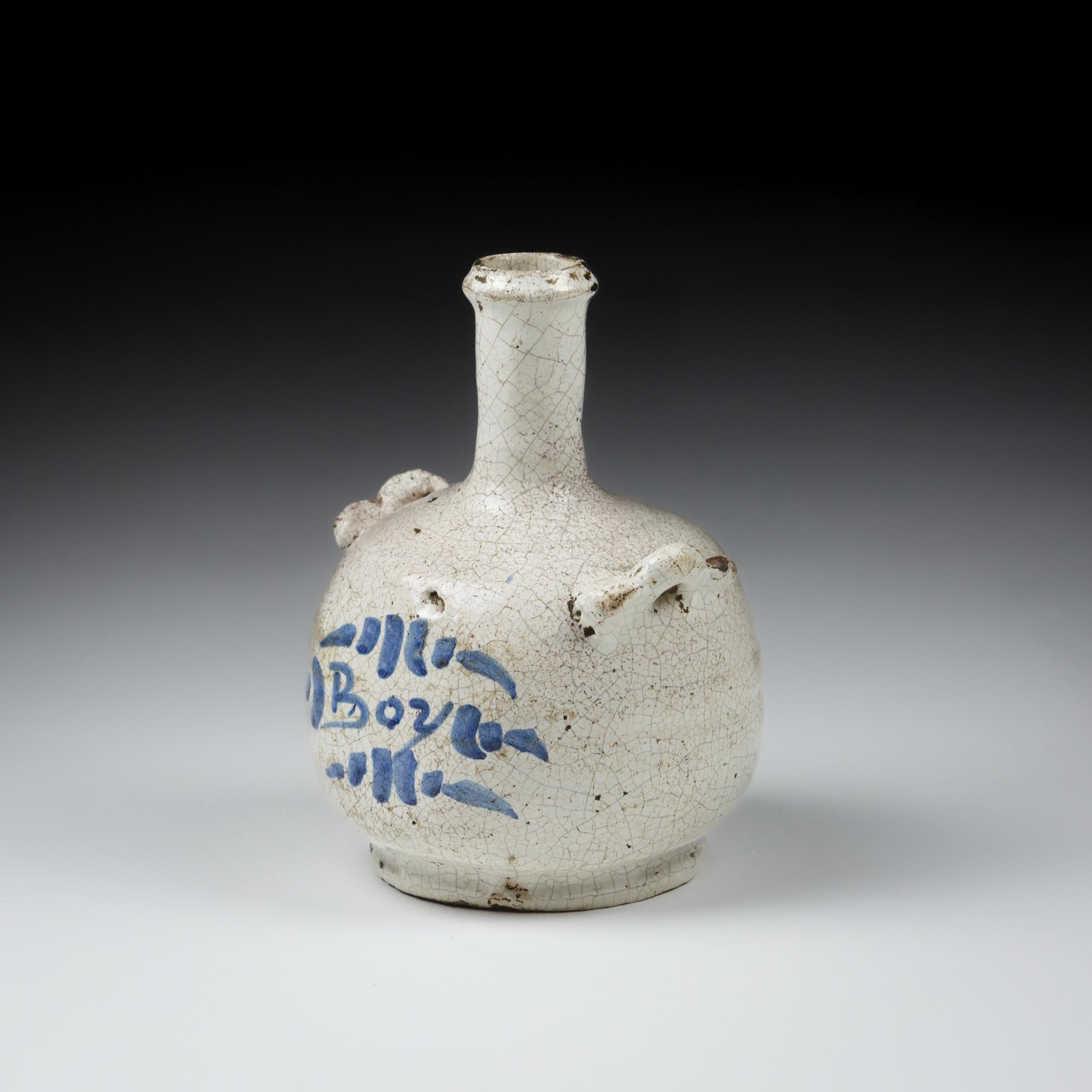 XVIIIe siècle Carafe à garçon du 18e siècle en Delft de Nevers en vente