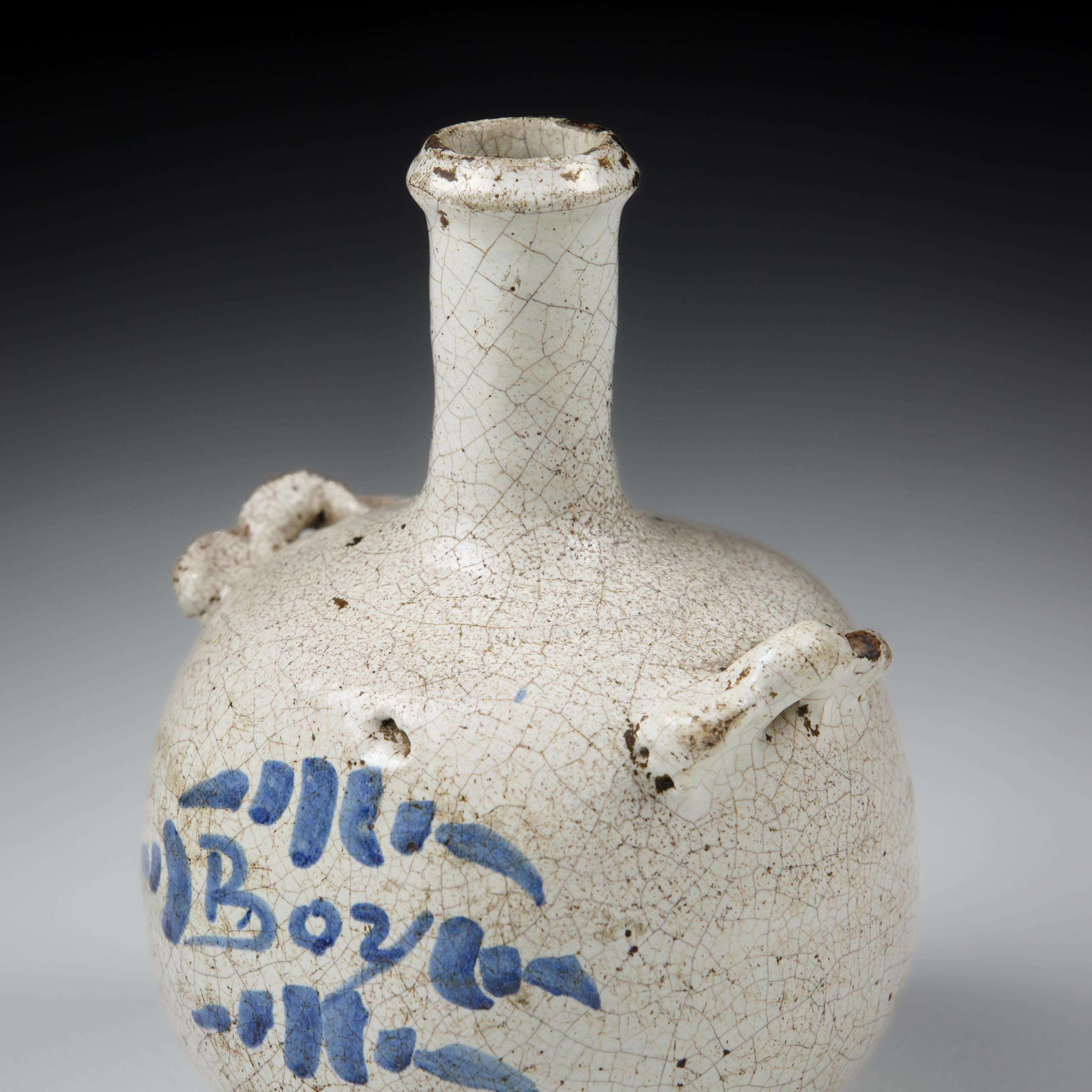 Faïence Carafe à garçon du 18e siècle en Delft de Nevers en vente
