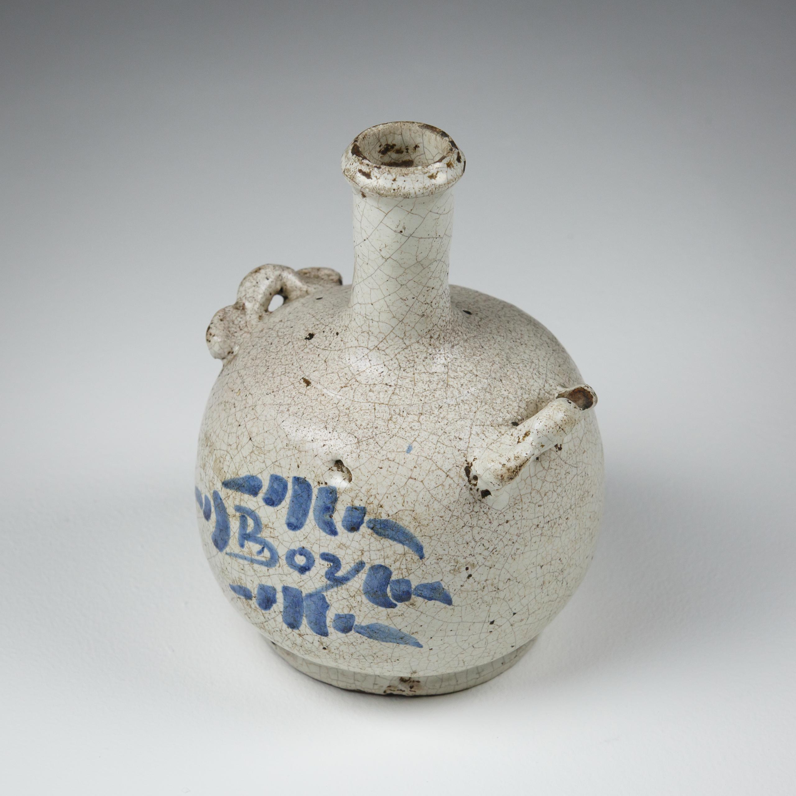 Carafe à garçon du 18e siècle en Delft de Nevers en vente 1