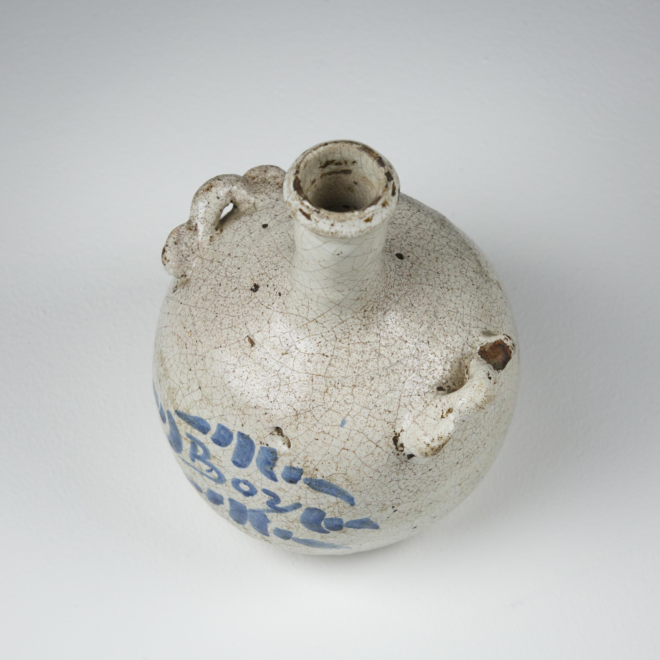 Carafe à garçon du 18e siècle en Delft de Nevers en vente 2
