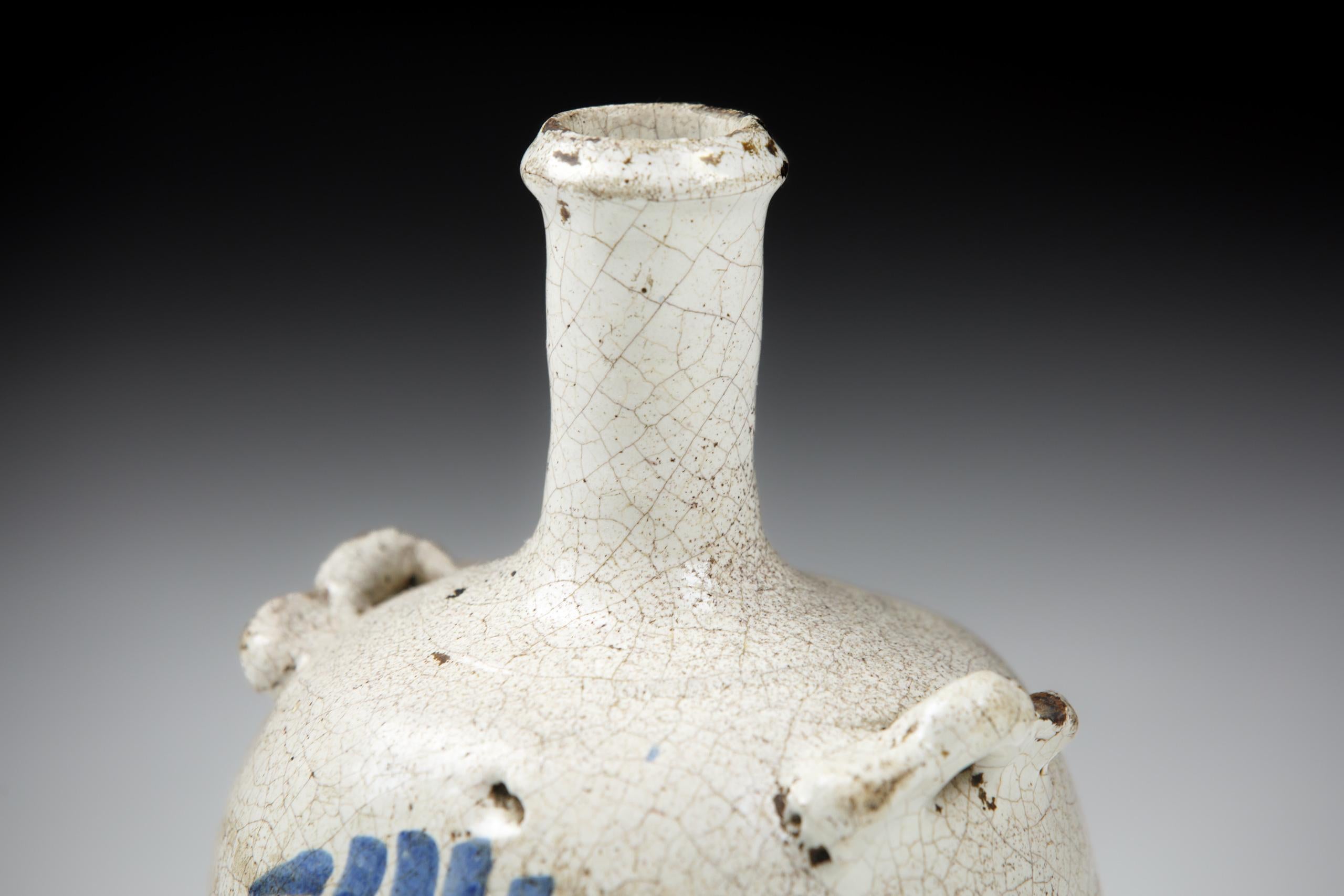 Carafe à garçon du 18e siècle en Delft de Nevers en vente 3