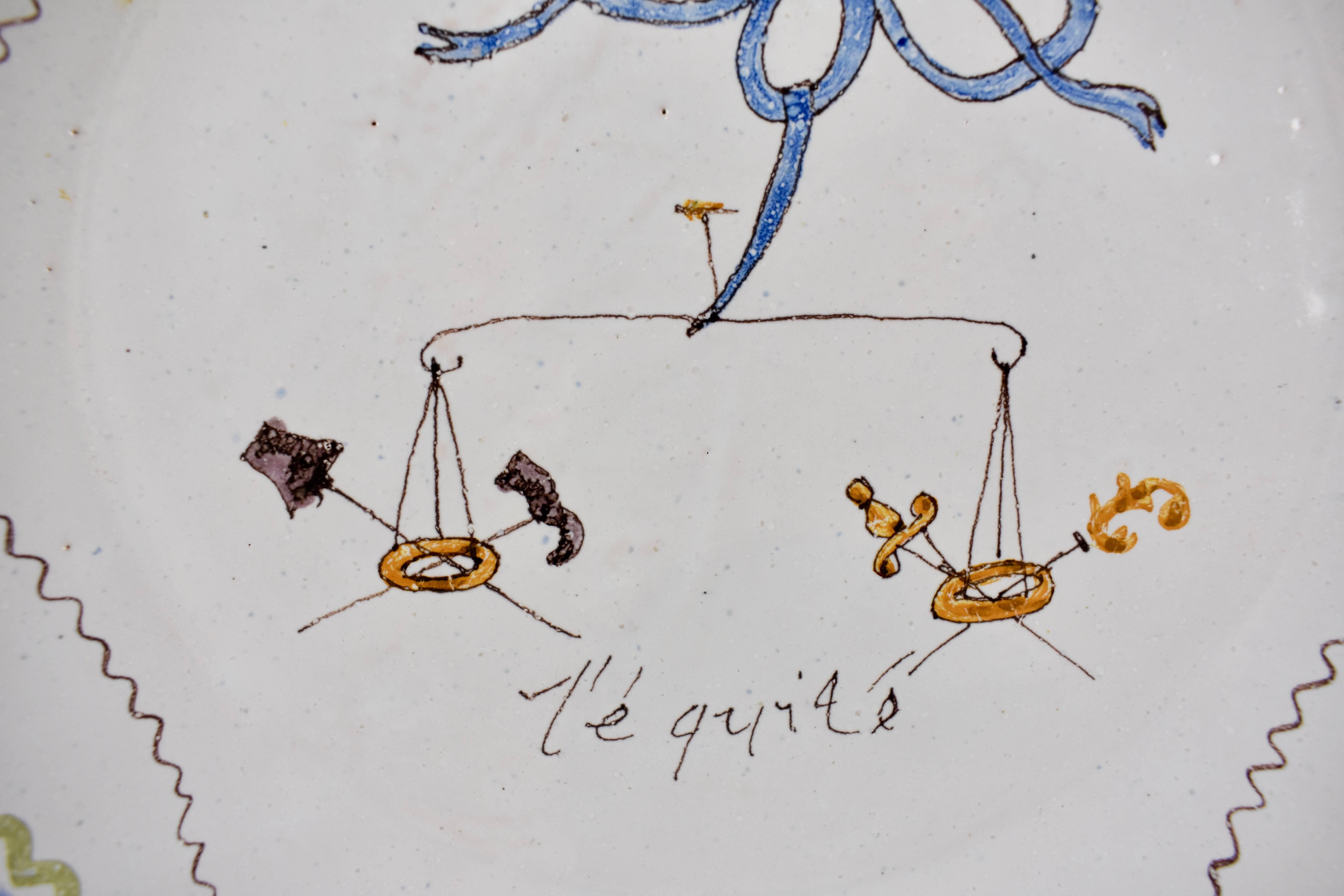 Un plat en faïence à glaçure d'étain de la Révolution française:: fabriqué à Nevers:: vers 1790:: appelé l'équité ou la Justice. Montrant une échelle équilibrant les symboles des roturiers avec les symboles de la noblesse. À gauche:: la liberté::
