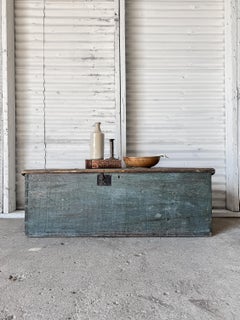 Coffre à couvertures du XVIIIe siècle de la Nouvelle Angleterre, en bois peint de couleur sarcelle et à queue d'aronde