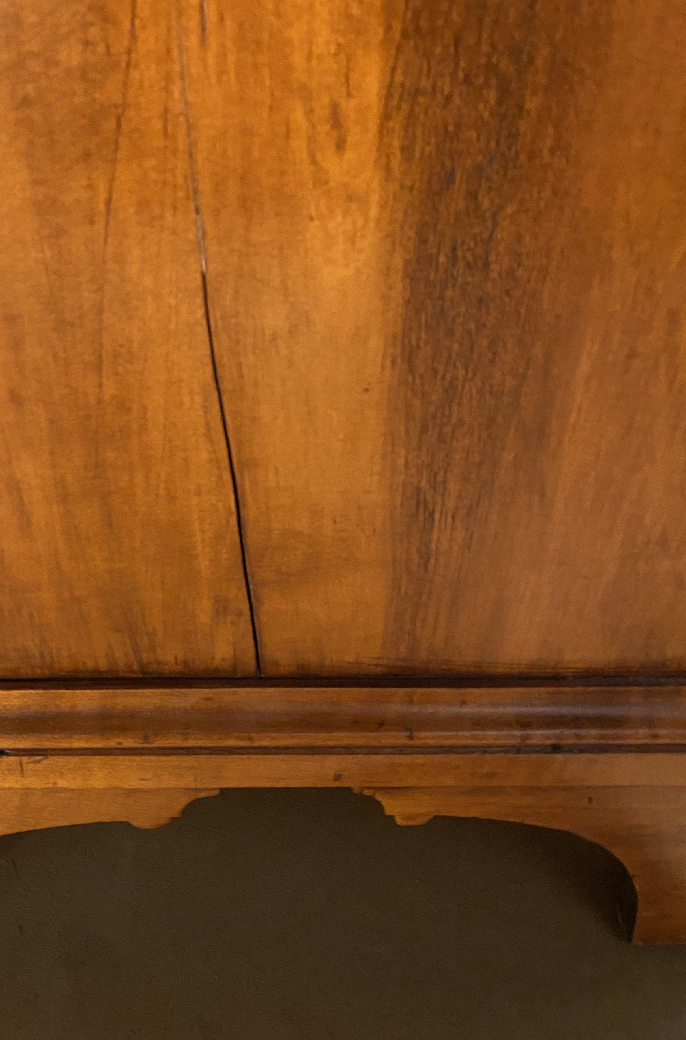 New England Chippendale Kommode des 18. Jahrhunderts aus Ahorn und Tigerahorn im Zustand „Gut“ im Angebot in Milford, NH