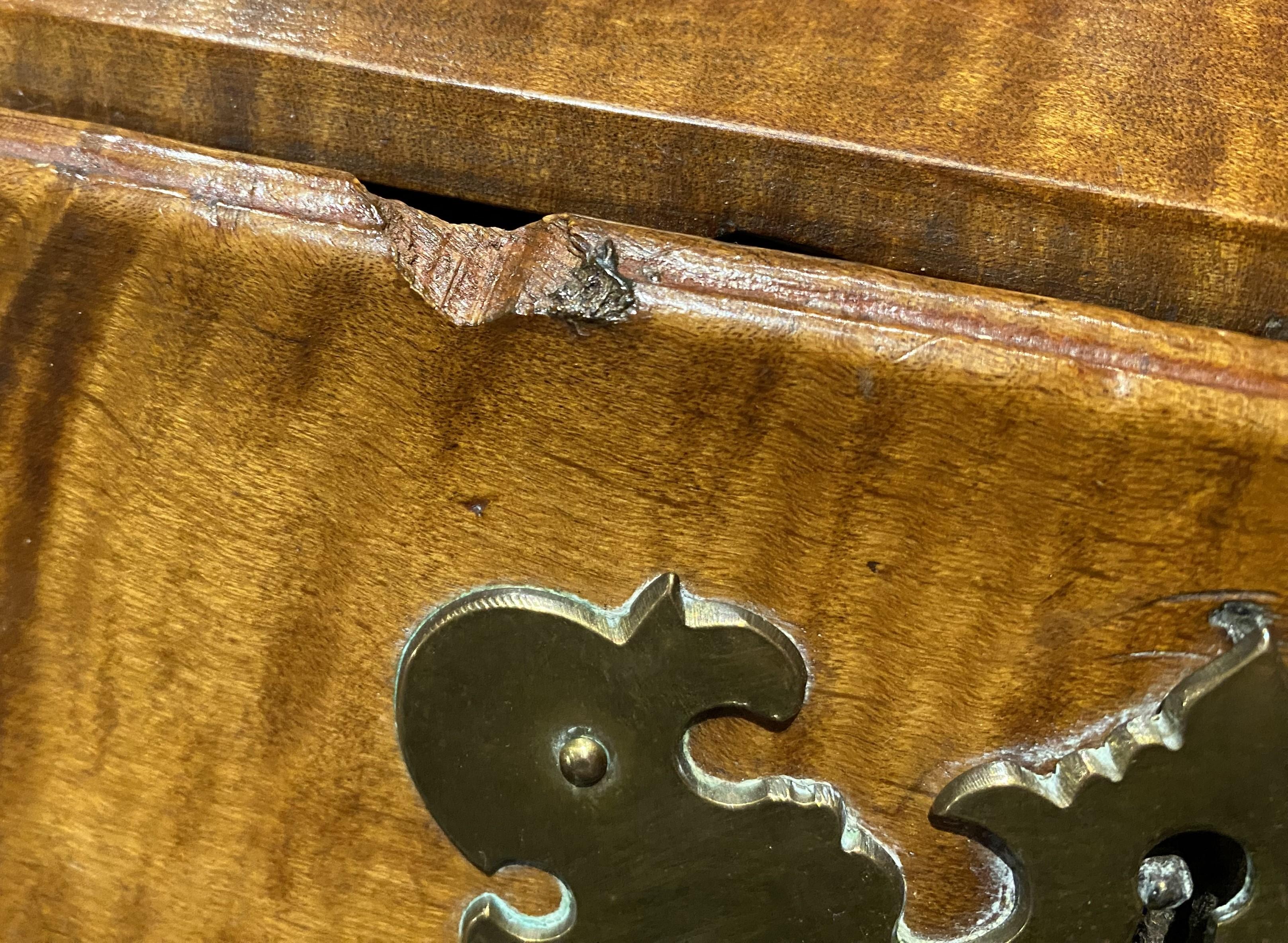 Fauteuil de bureau Chippendale de Nouvelle-Angleterre du 18e siècle en érable tigré en vente 7