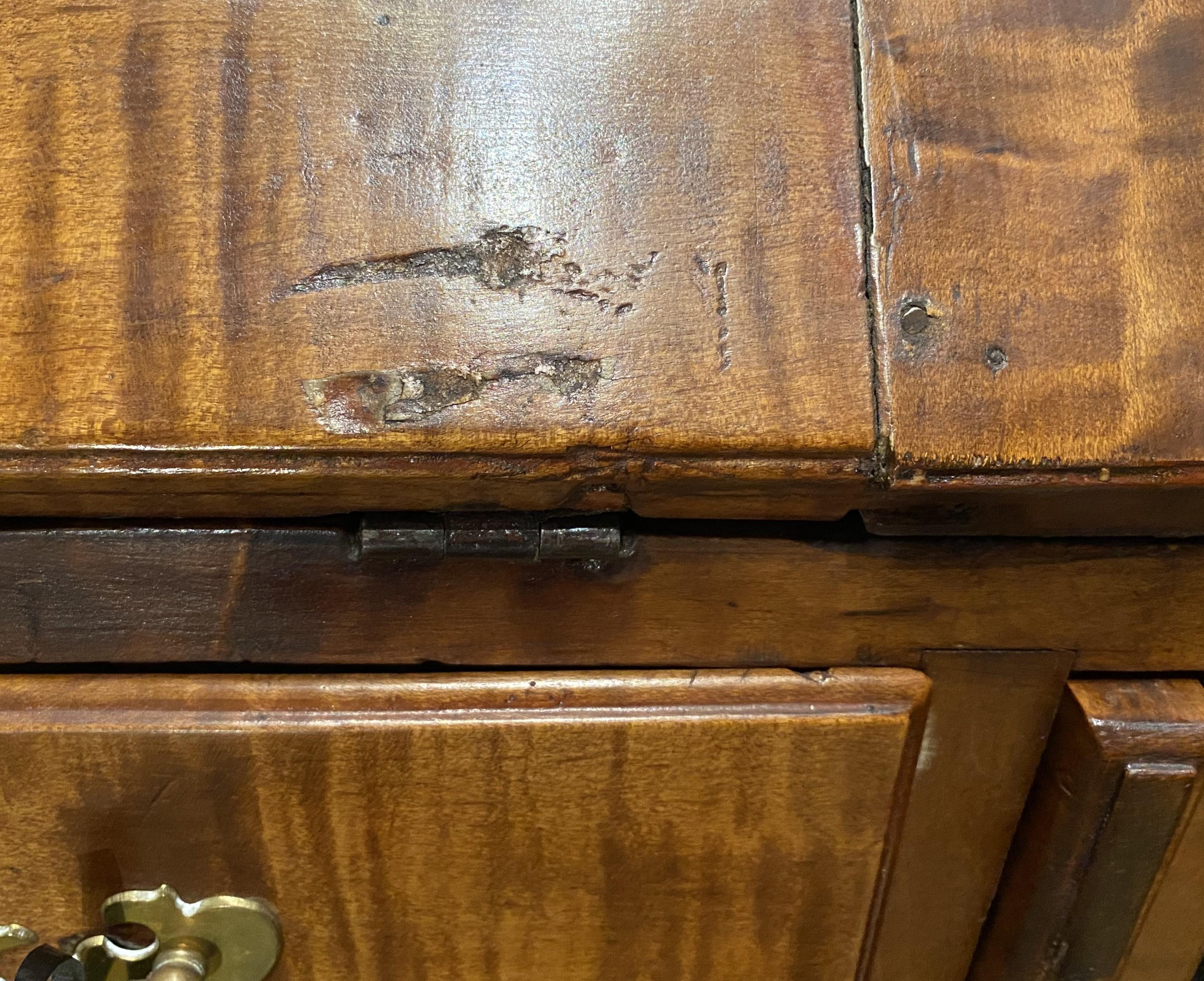 Fauteuil de bureau Chippendale de Nouvelle-Angleterre du 18e siècle en érable tigré en vente 8