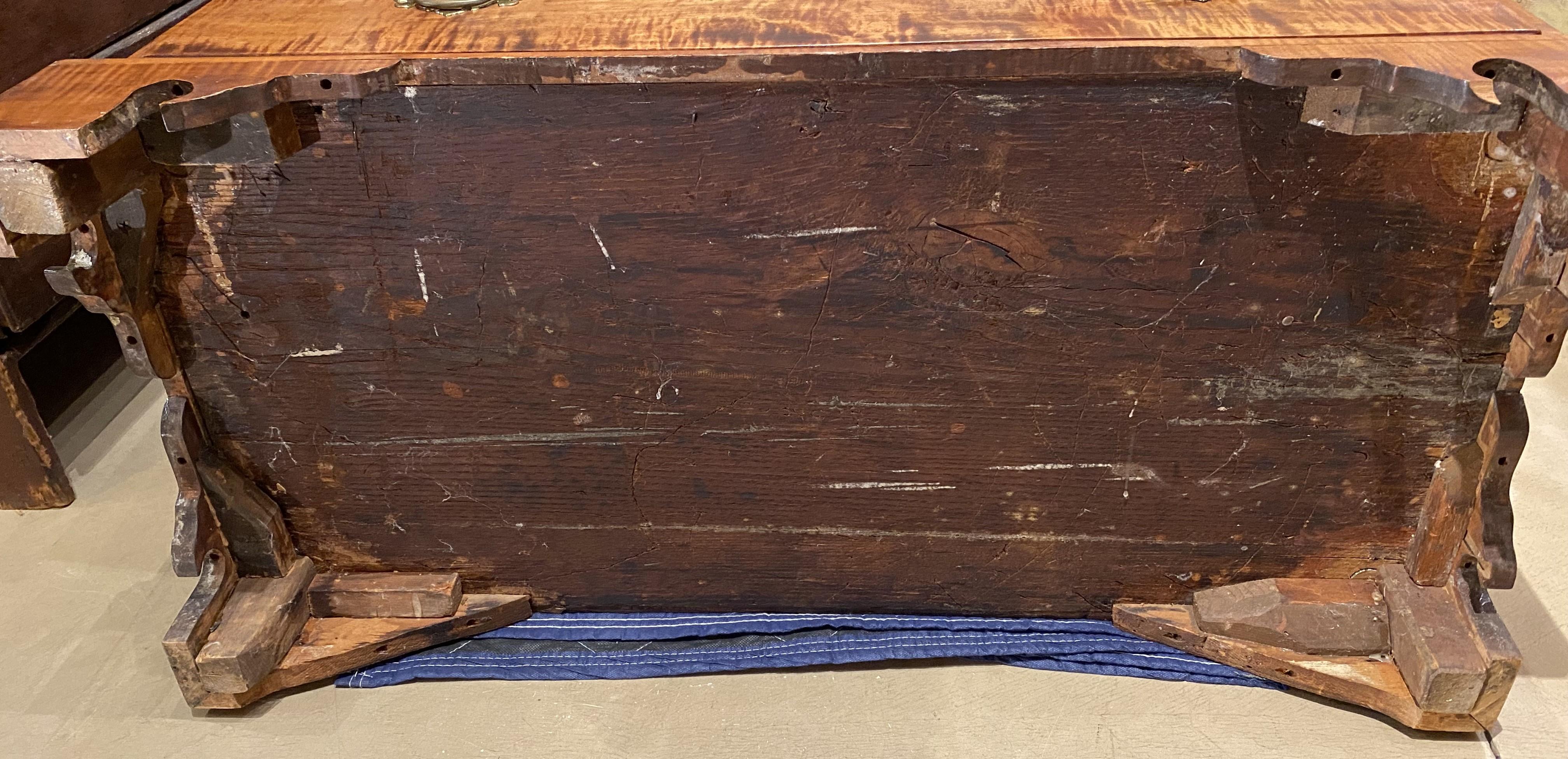 Fauteuil de bureau Chippendale de Nouvelle-Angleterre du 18e siècle en érable tigré en vente 10