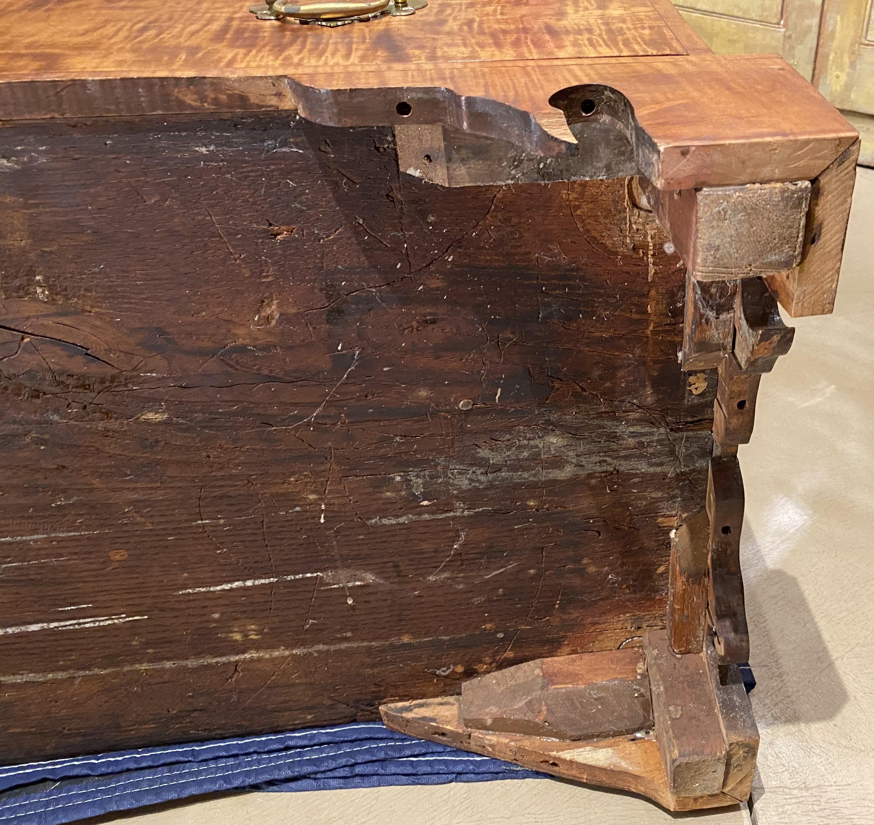 Fauteuil de bureau Chippendale de Nouvelle-Angleterre du 18e siècle en érable tigré en vente 11