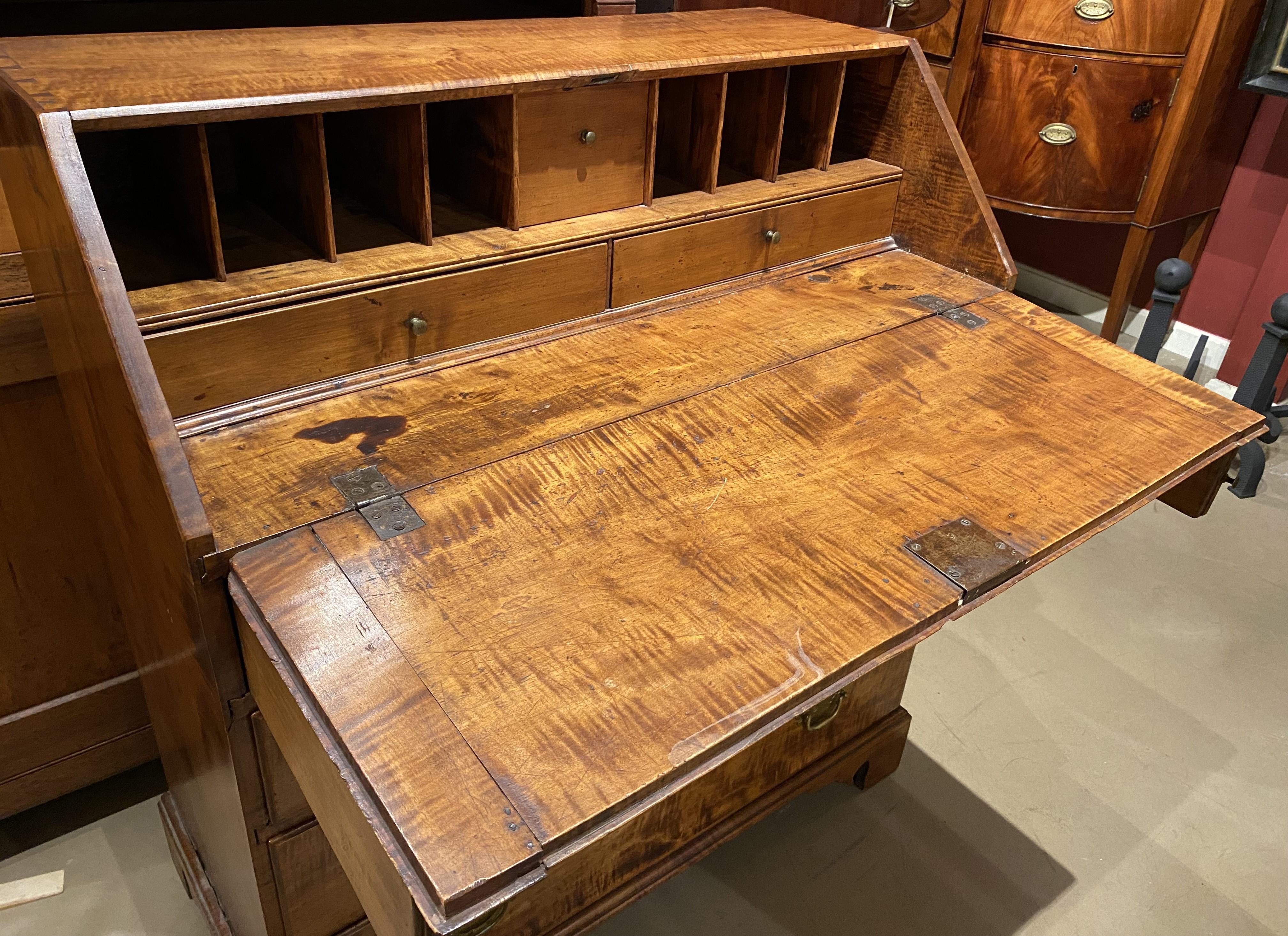 18th Century New England Chippendale Slant Front Desk in Tiger Maple In Good Condition For Sale In Milford, NH