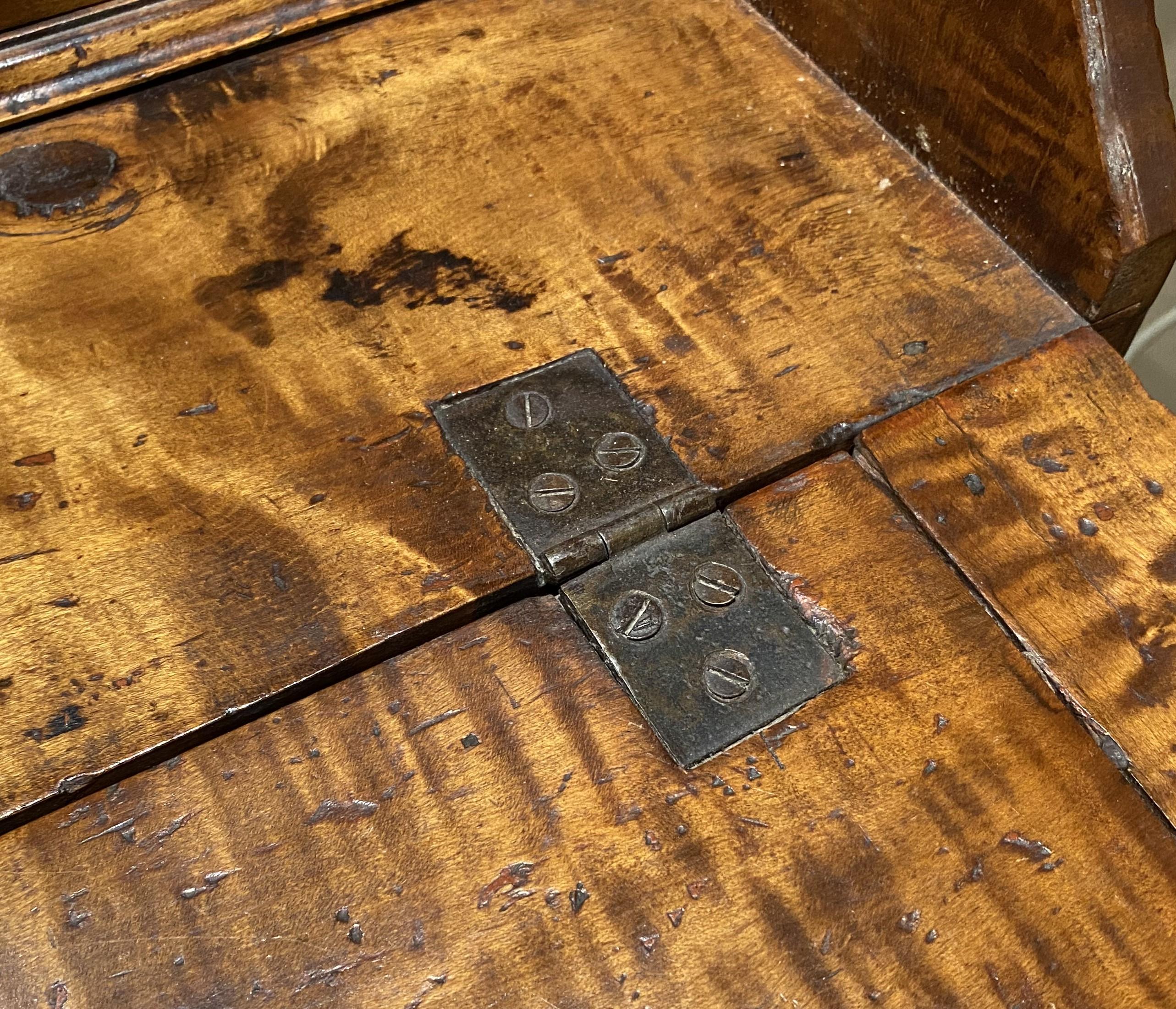 Laiton Fauteuil de bureau Chippendale de Nouvelle-Angleterre du 18e siècle en érable tigré en vente