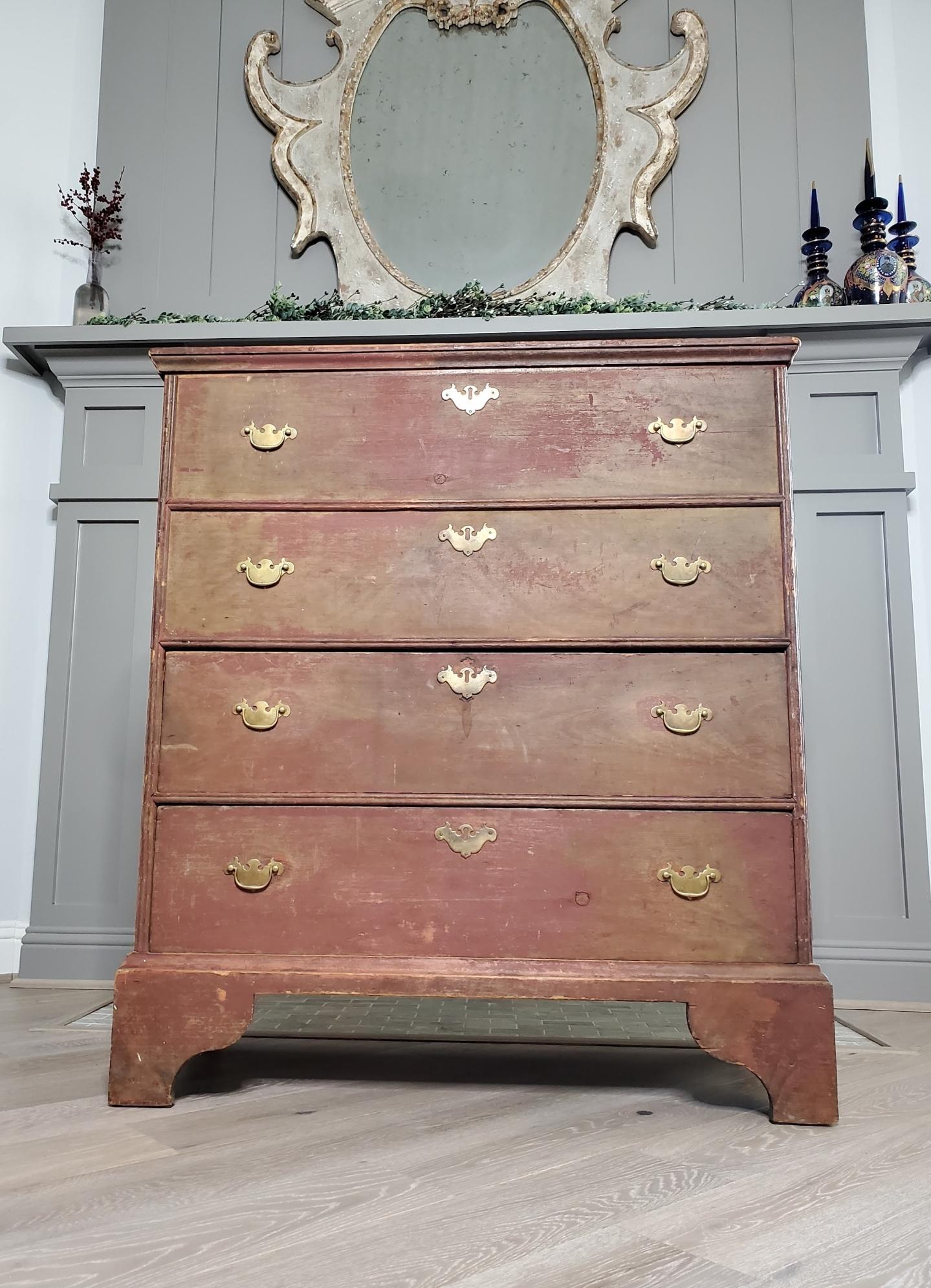 18. Jahrhundert New England Land American Queen Anne Decke Kommode der Schubladen (amerikanisch) im Angebot