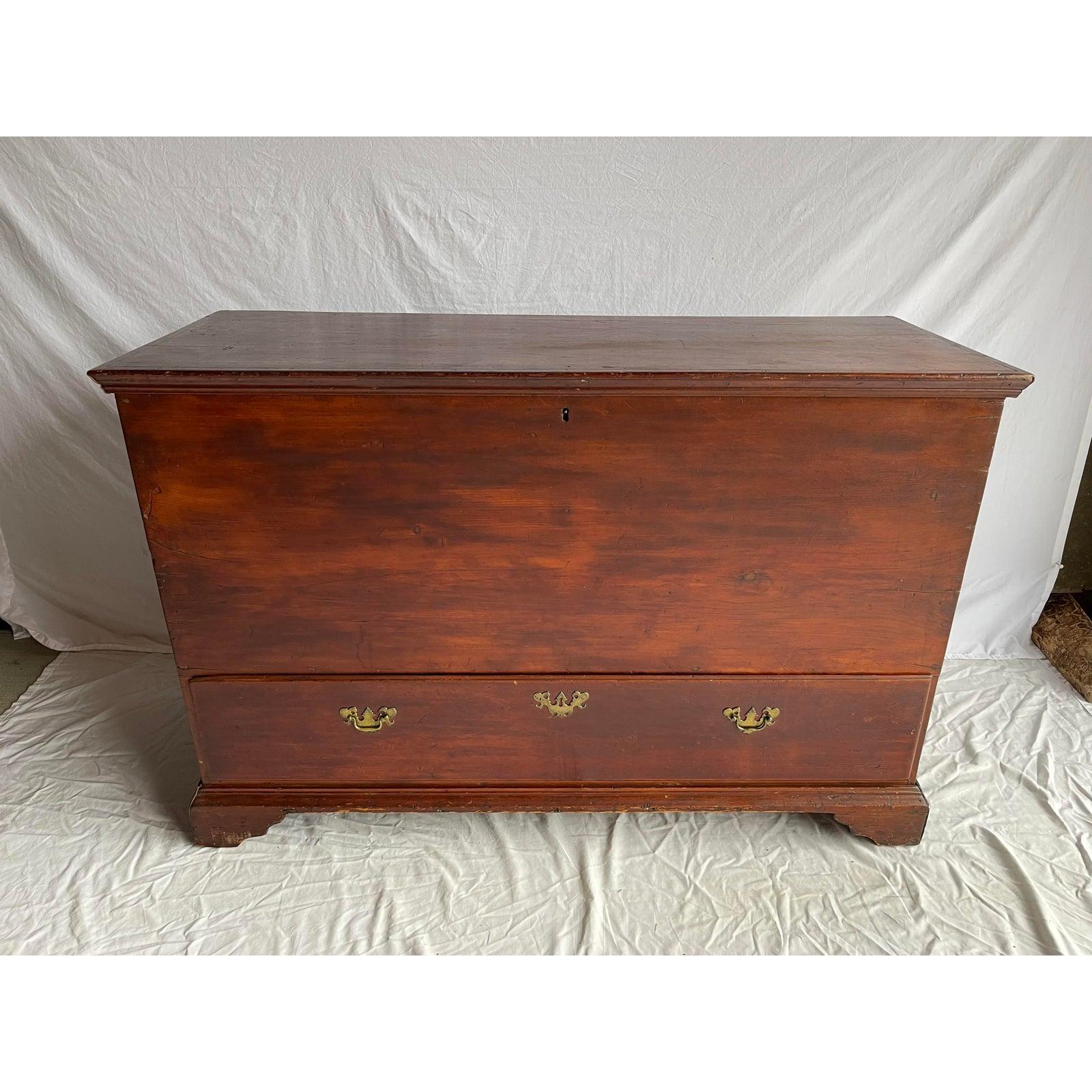 A scarce antique early American country single drawer lift-top faux grain painted blanket chest - mule chest with beautifully aged warm rich patina, circa 1780

Hand-crafted in the New England region of the Northeastern United States in the second