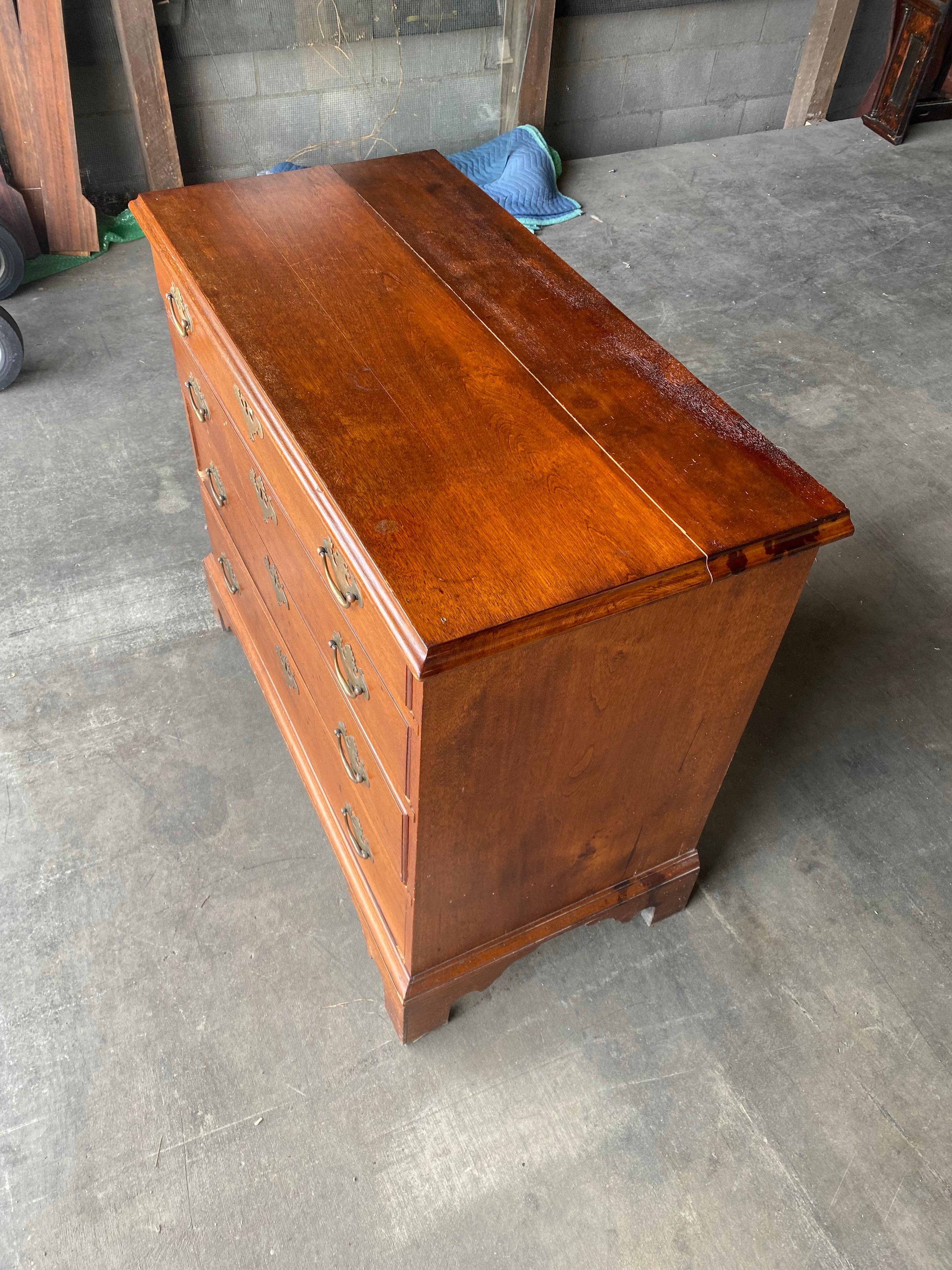 18th Century New England Mahogany Four Drawer Chest For Sale 1