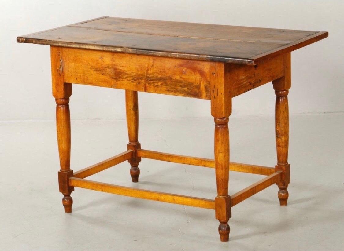 18th Century New England Maple and Pine Tavern Table In Good Condition In Charleston, SC