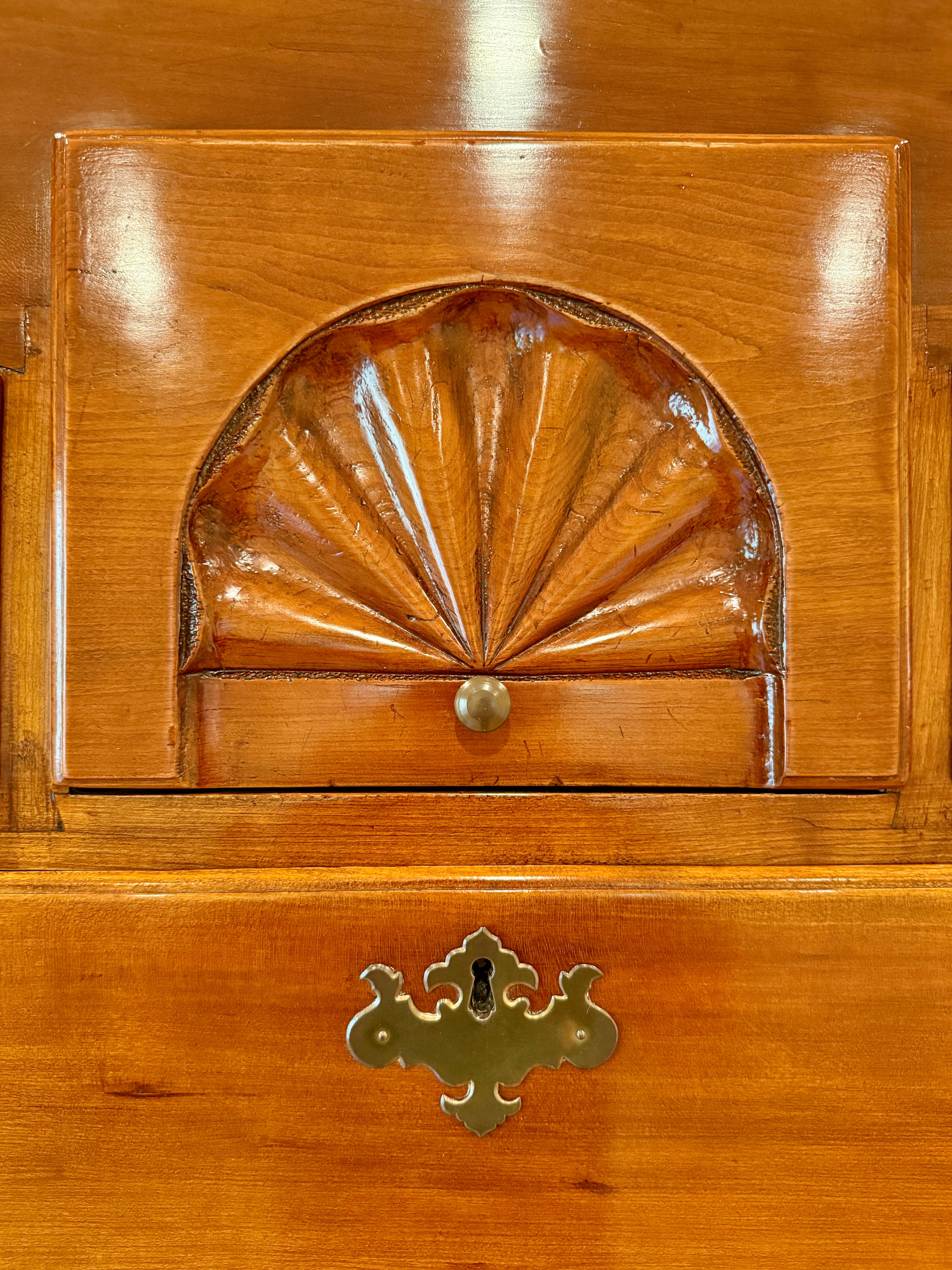 18th Century New England Queen Anne Highboy In Good Condition For Sale In Norwood, NJ