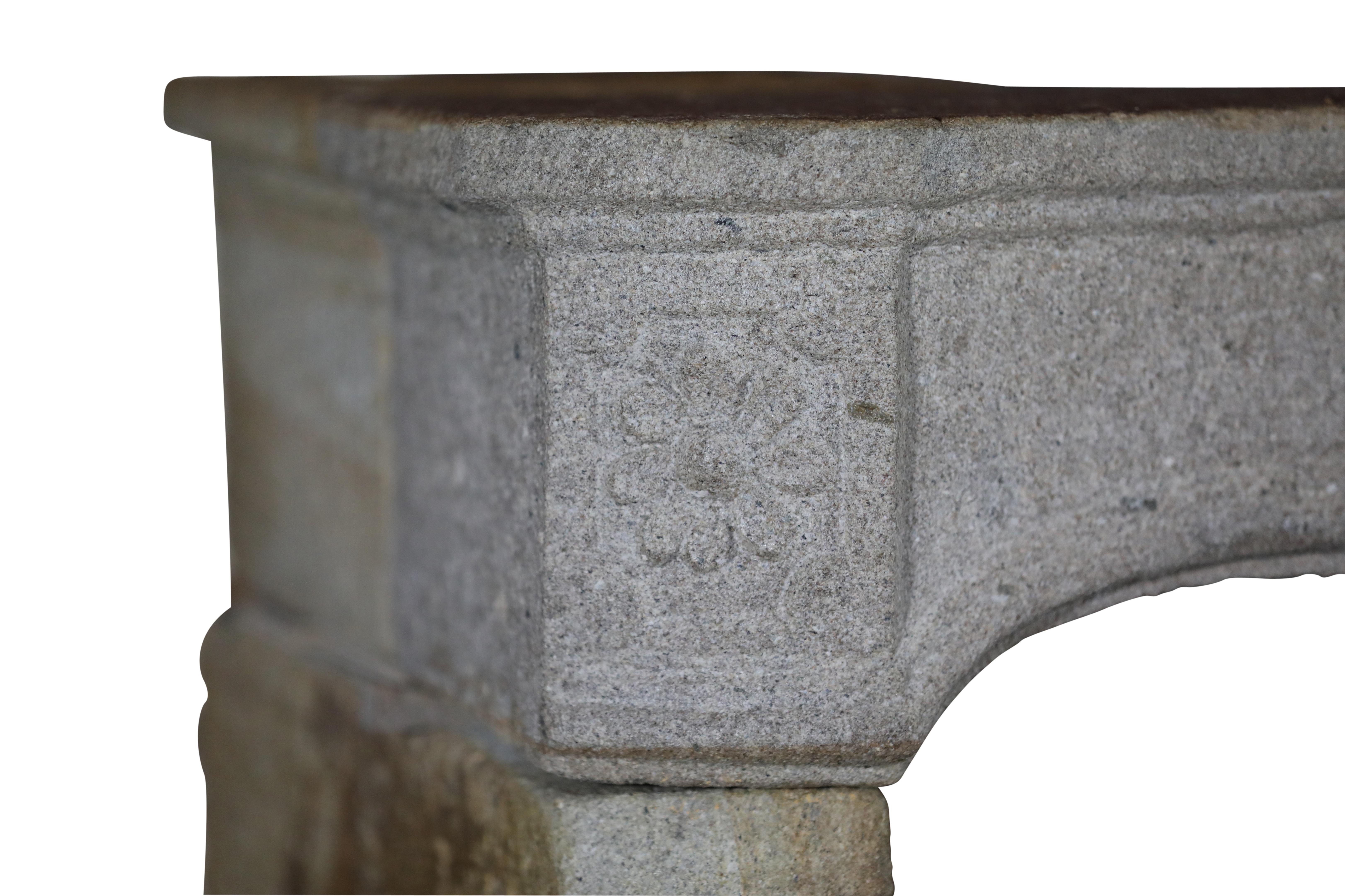 Granitkamin aus der Normandie des 18. Jahrhunderts für rustikales, langsames Wohndesign (Handgeschnitzt) im Angebot