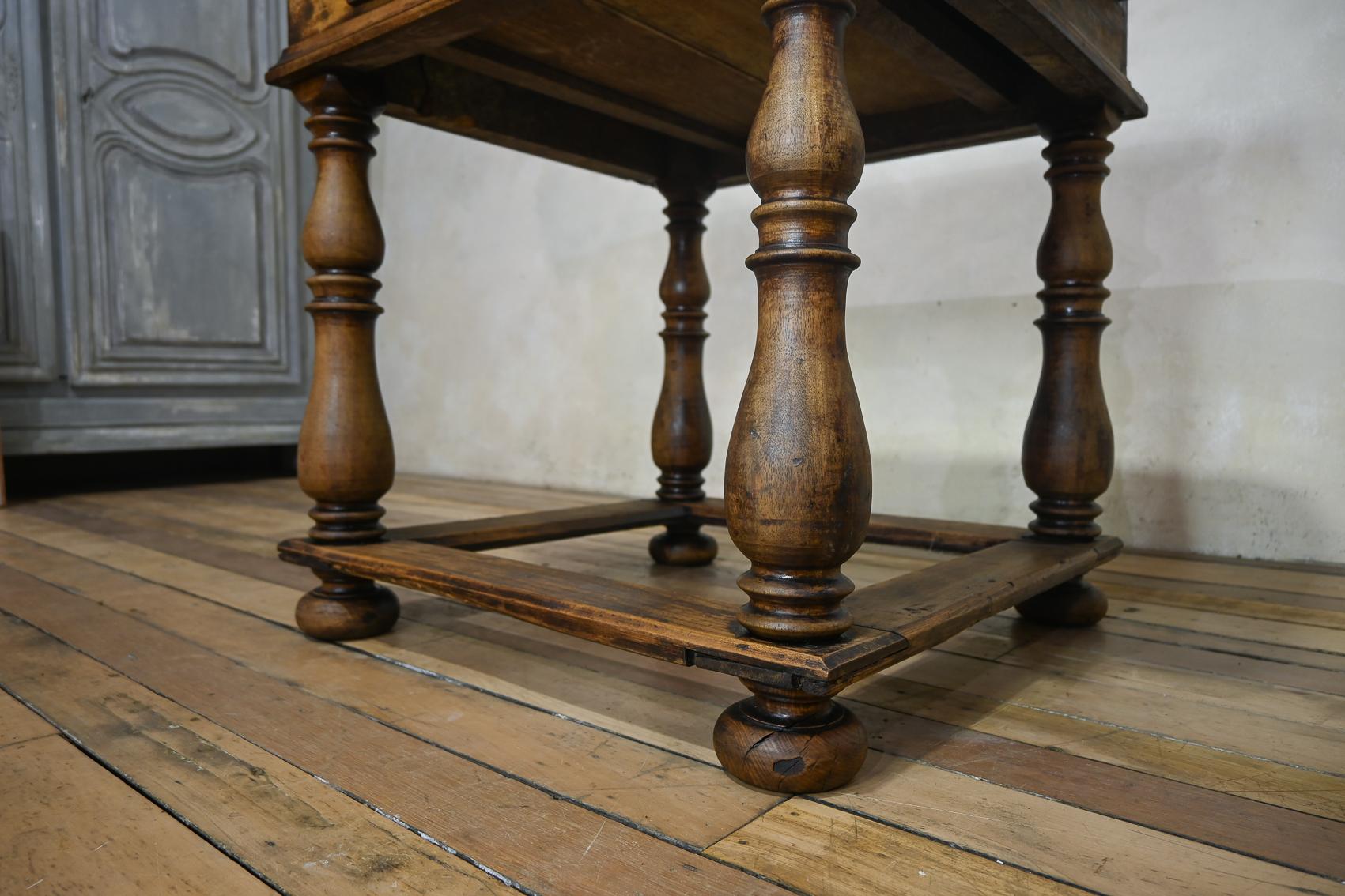 Table de centre en noyer d'Italie du Nord du XVIIIe siècle en vente 4