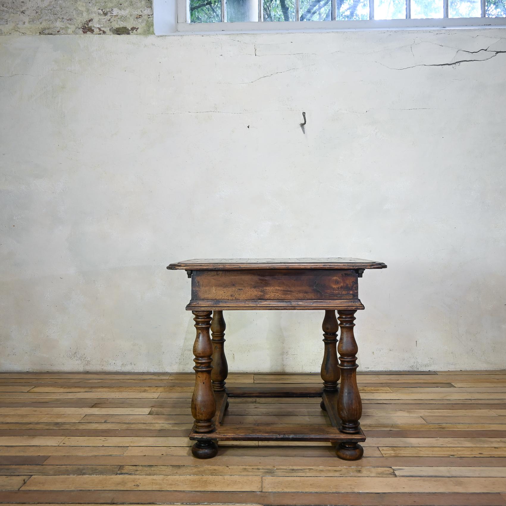 Table de centre en noyer d'Italie du Nord du XVIIIe siècle en vente 7