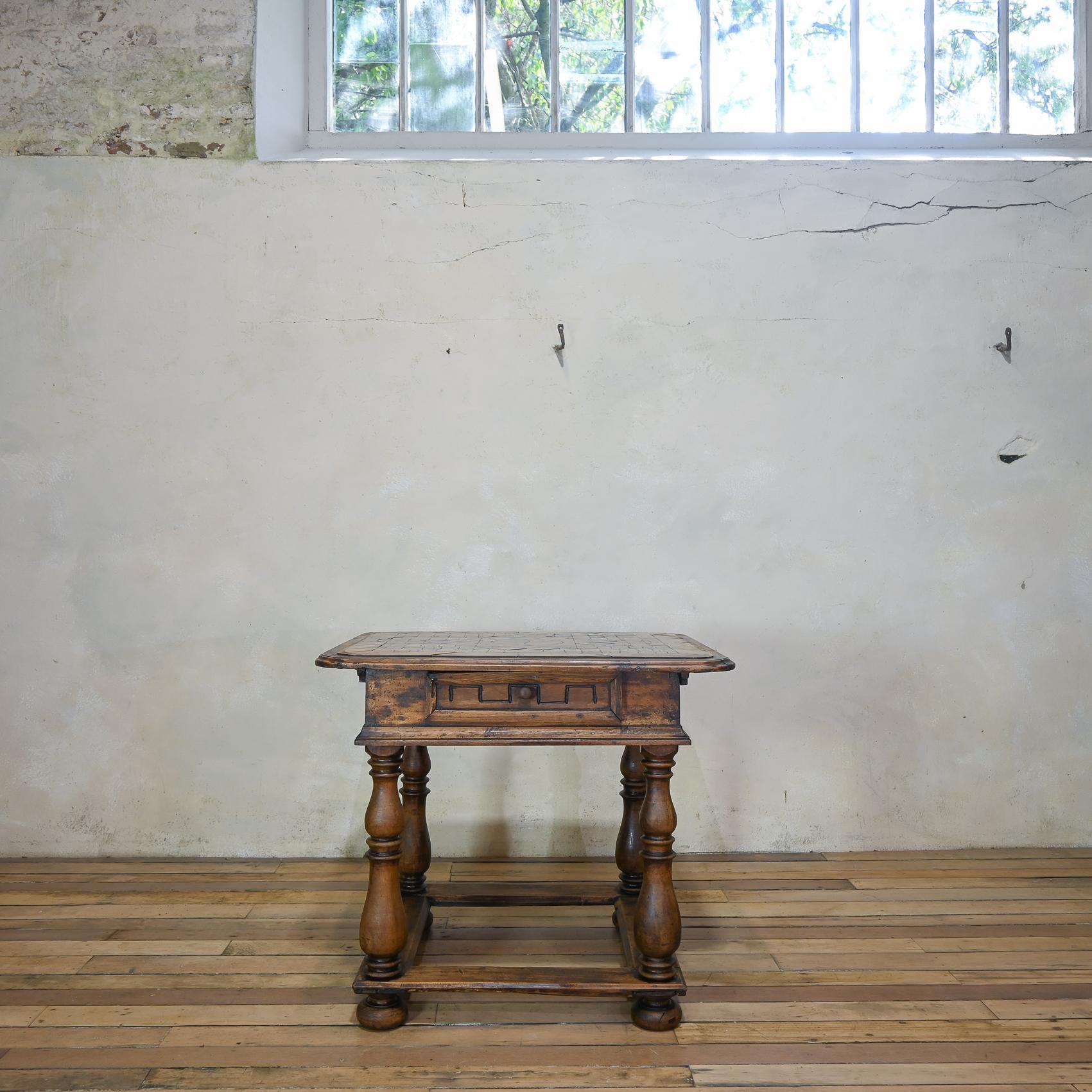Ein charmanter Nussbaum-Mitteltisch aus dem 18. Jahrhundert in italienischer Provinzialität. Er steht auf vier gedrechselten Balustradenbeinen, die auf gedrungenen Füßen enden, die mit einer eleganten umlaufenden Bahre verbunden sind.
Dieser Tisch