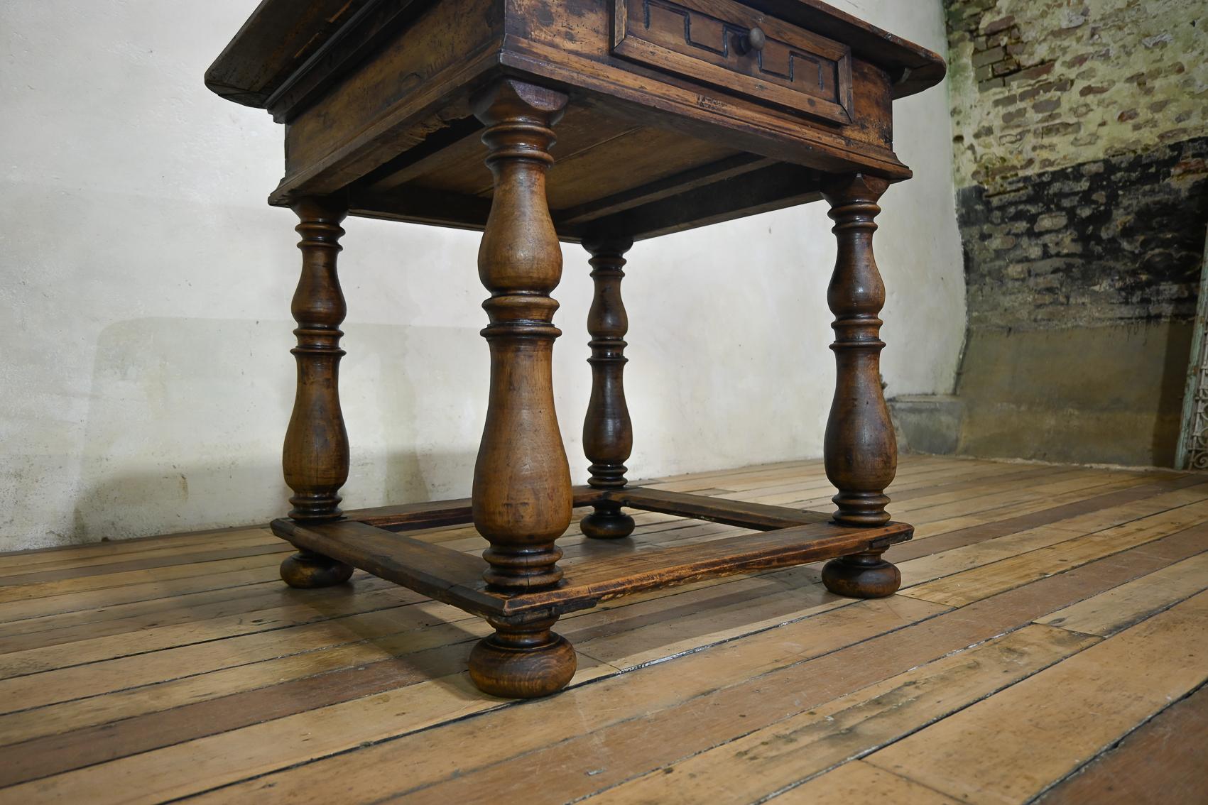 18th Century North Italian Walnut Centre Table In Good Condition For Sale In Basingstoke, Hampshire