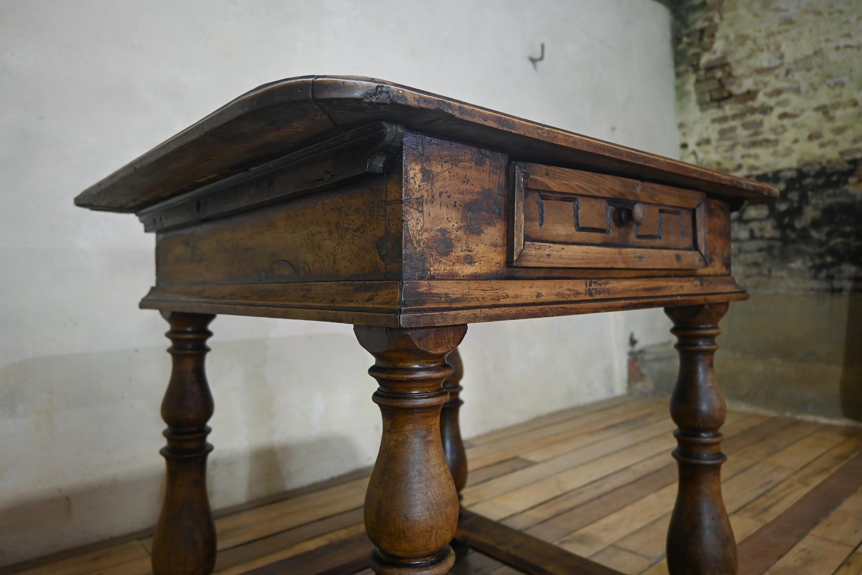 18th Century North Italian Walnut Centre Table For Sale 1