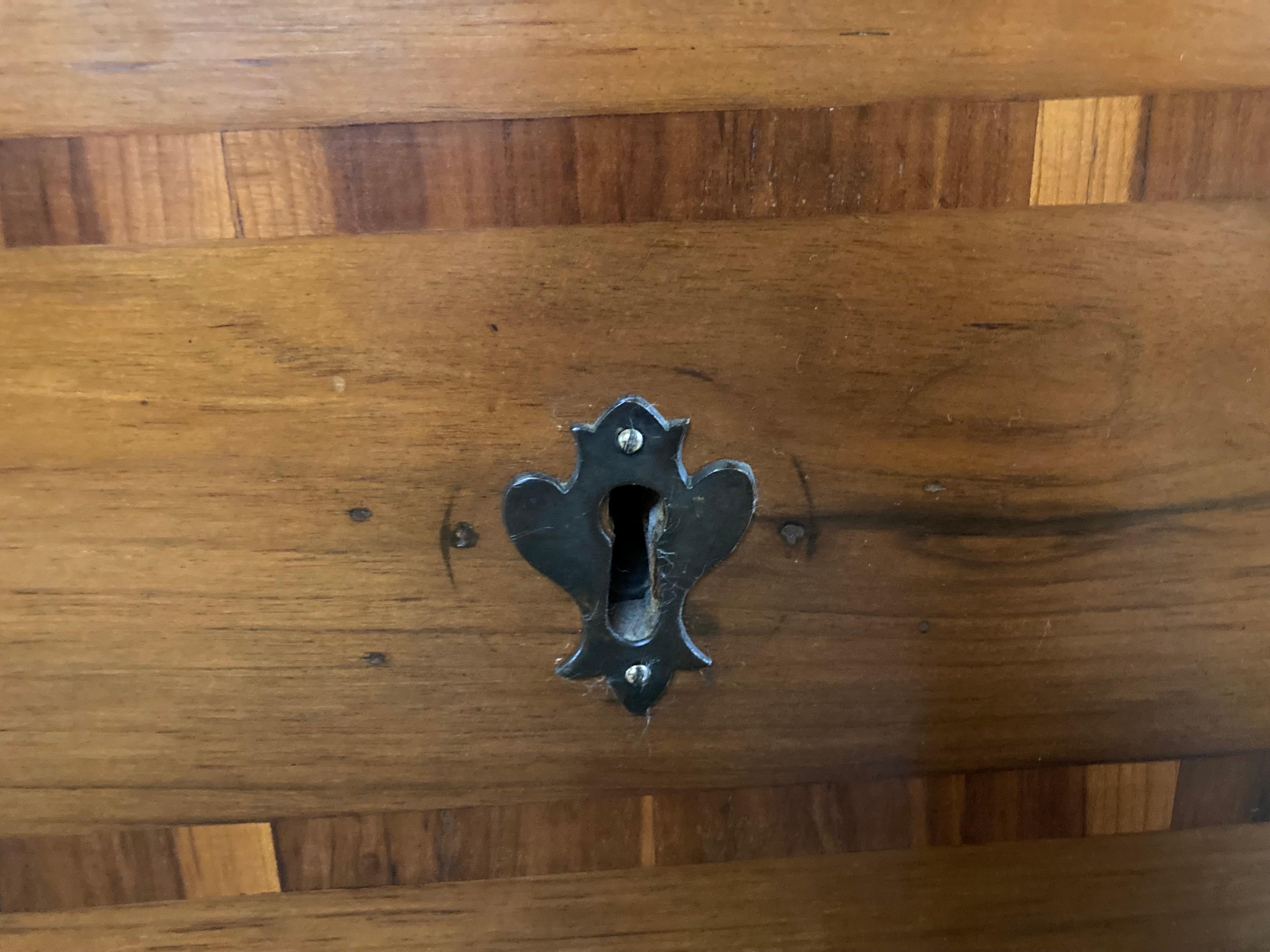 Commode intarsiato in legno di noce Luigi XVI del XVIII secolo in vendita 6