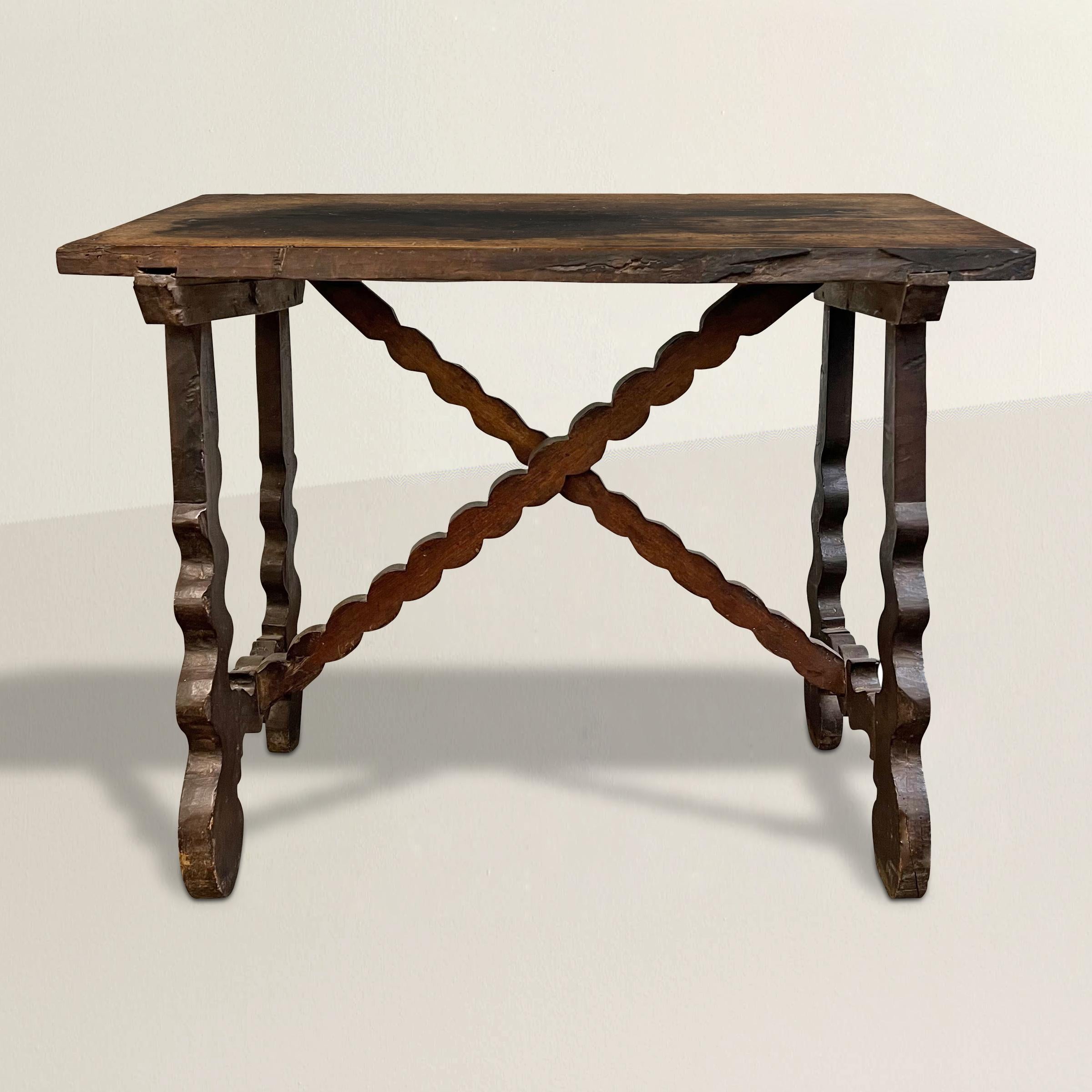 Tauchen Sie ein in die reiche Geschichte Norditaliens mit diesem exquisiten italienischen Barocktisch aus Nussbaumholz aus dem 18. Jahrhundert, ein wahres Zeugnis der Handwerkskunst und des künstlerischen Erbes der Region. Dieser aus luxuriösem