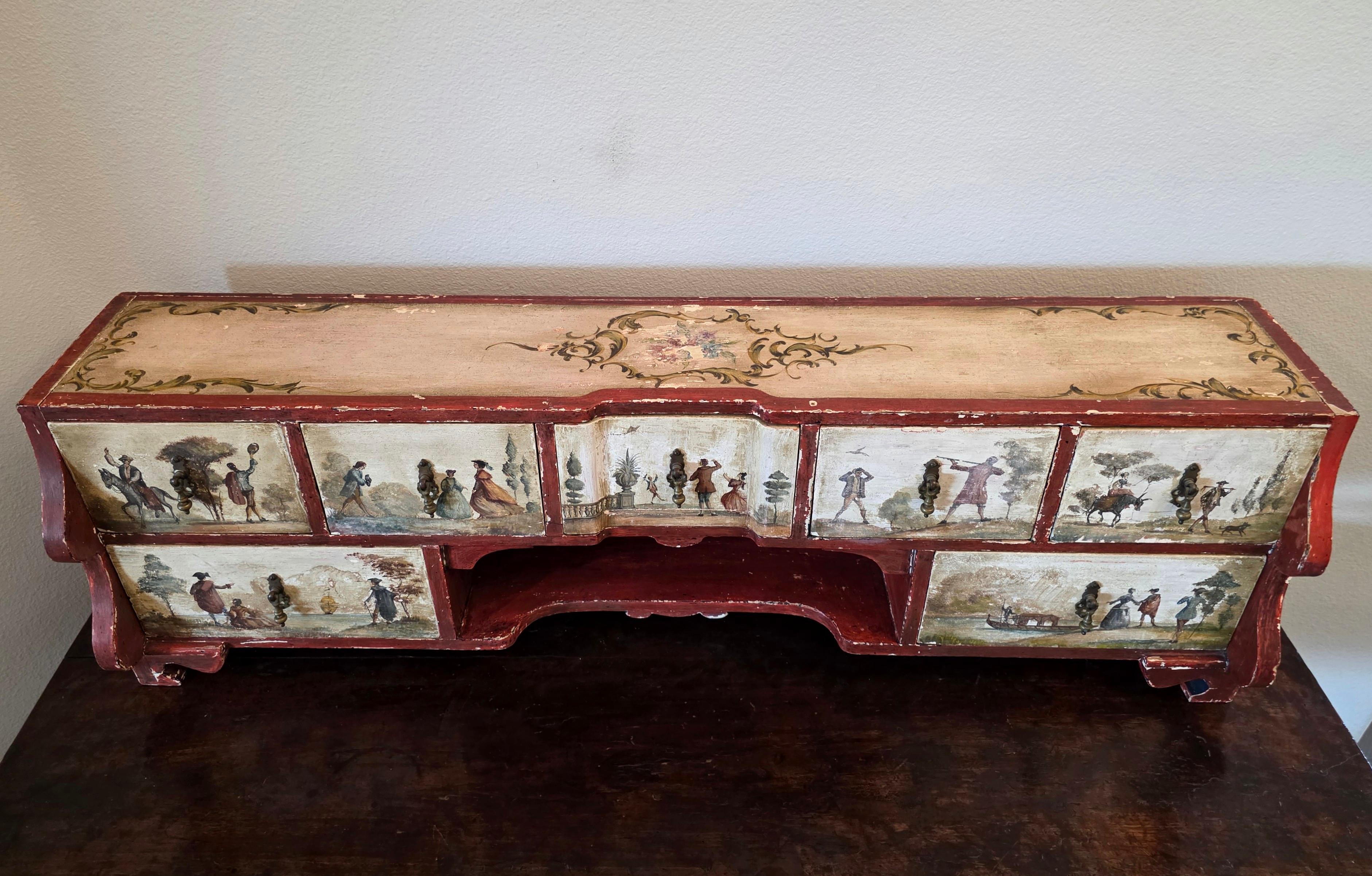 Sculpté à la main XVIIIe siècle Italie du Nord Cabinet de table ancien en bois polychrome Lacca Povera en vente