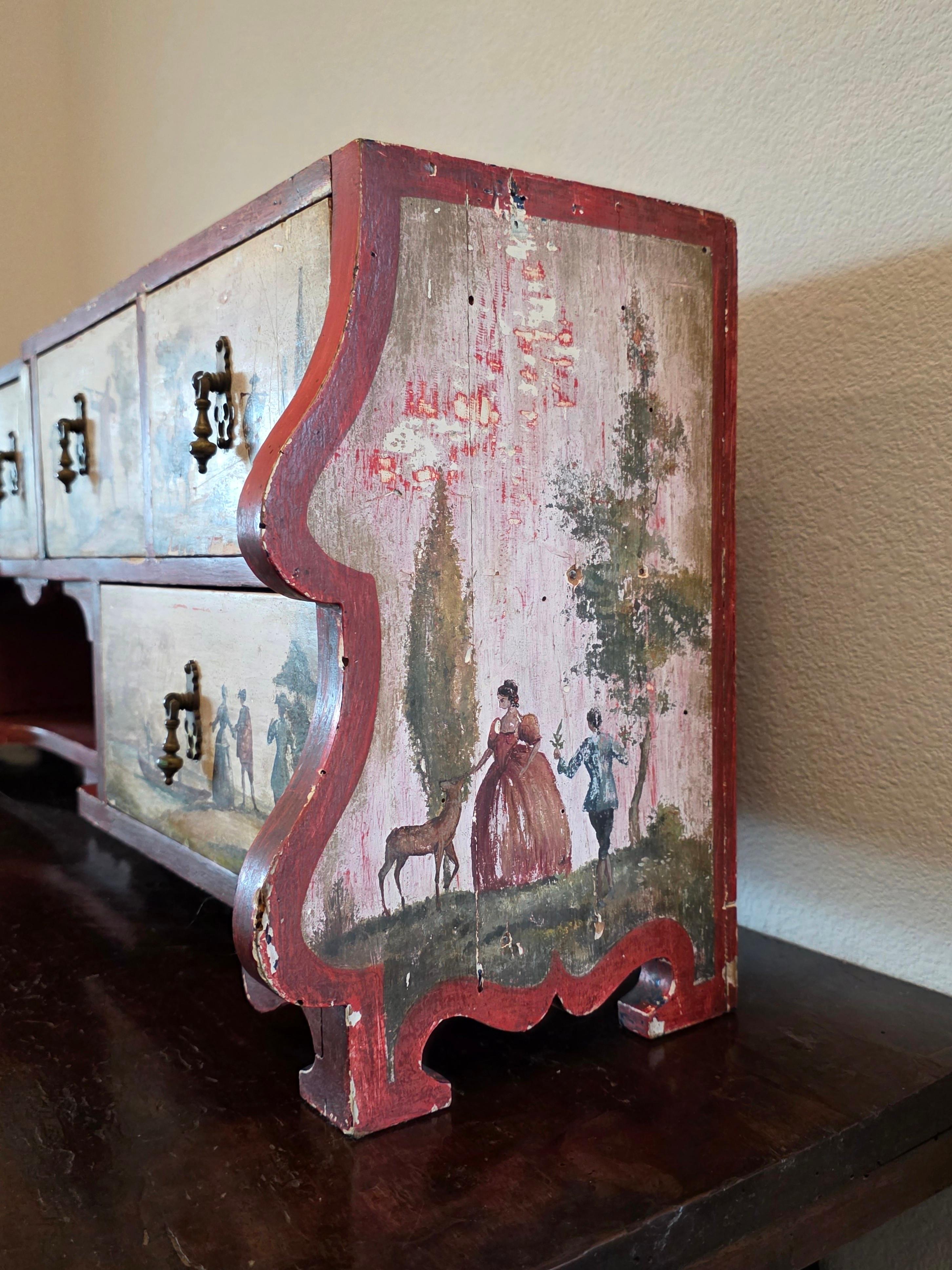 Gesso XVIIIe siècle Italie du Nord Cabinet de table ancien en bois polychrome Lacca Povera en vente