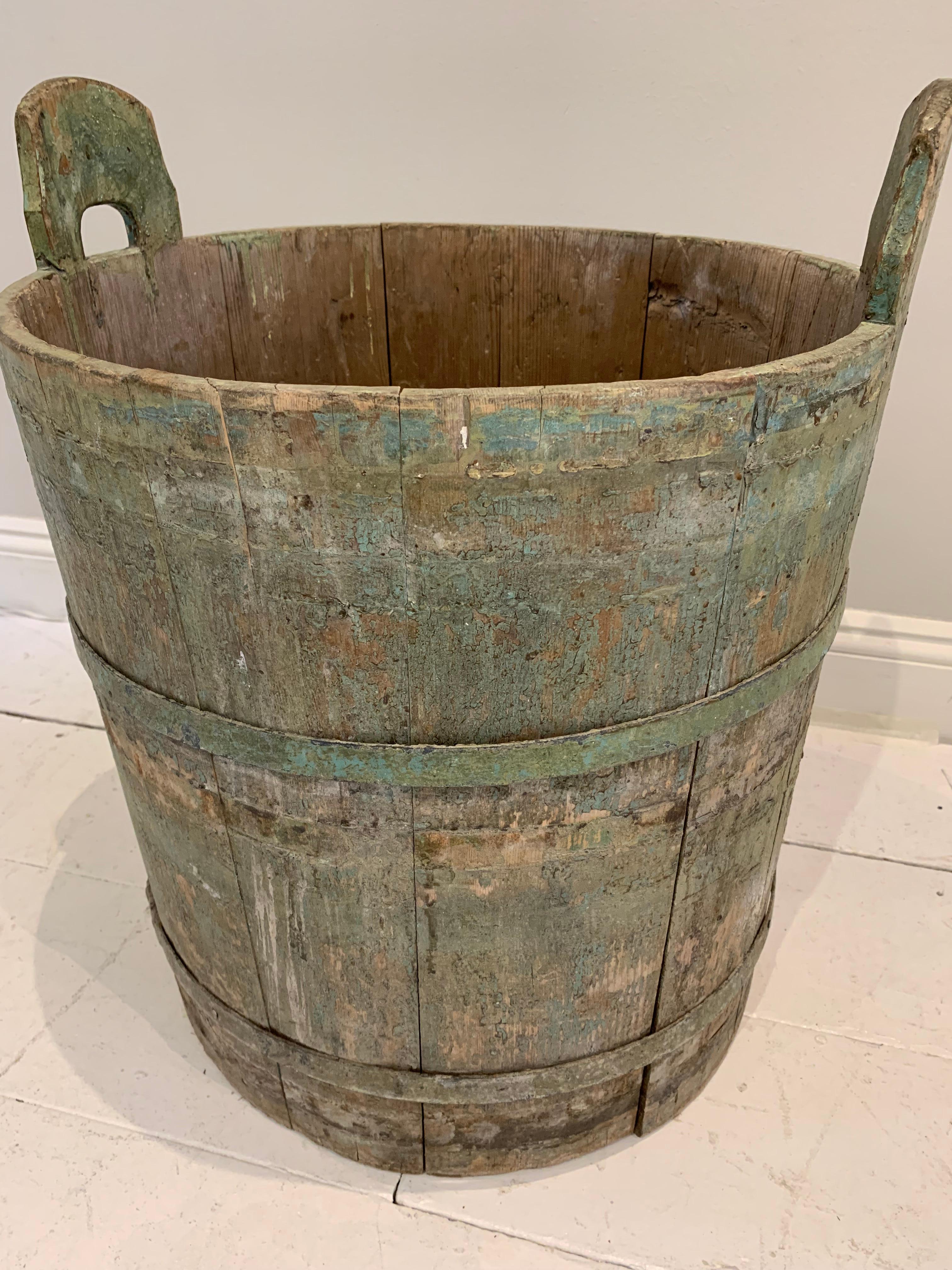 18th Century Northern Swedish Rustic Green Painted Decorative Handled Barrel In Distressed Condition For Sale In London, GB