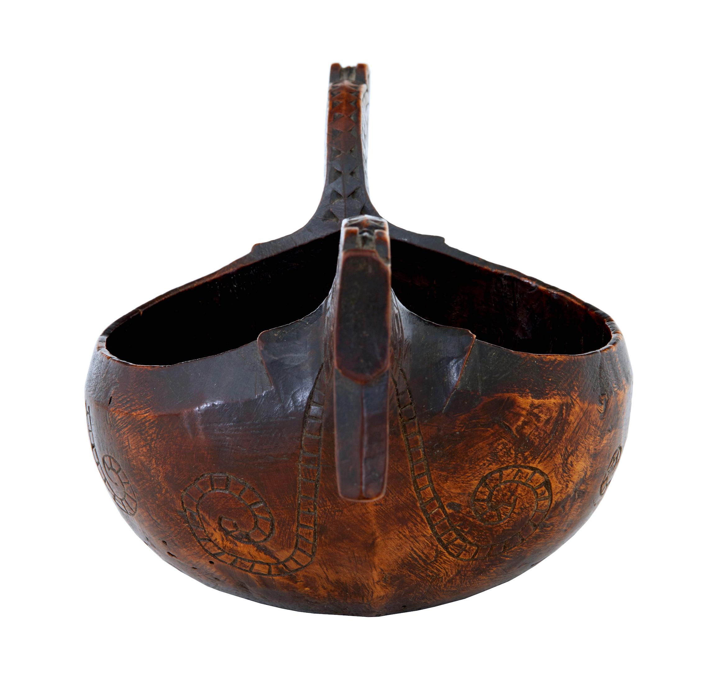 18th century Norwegian carved kasa ale cup In Good Condition For Sale In Debenham, Suffolk