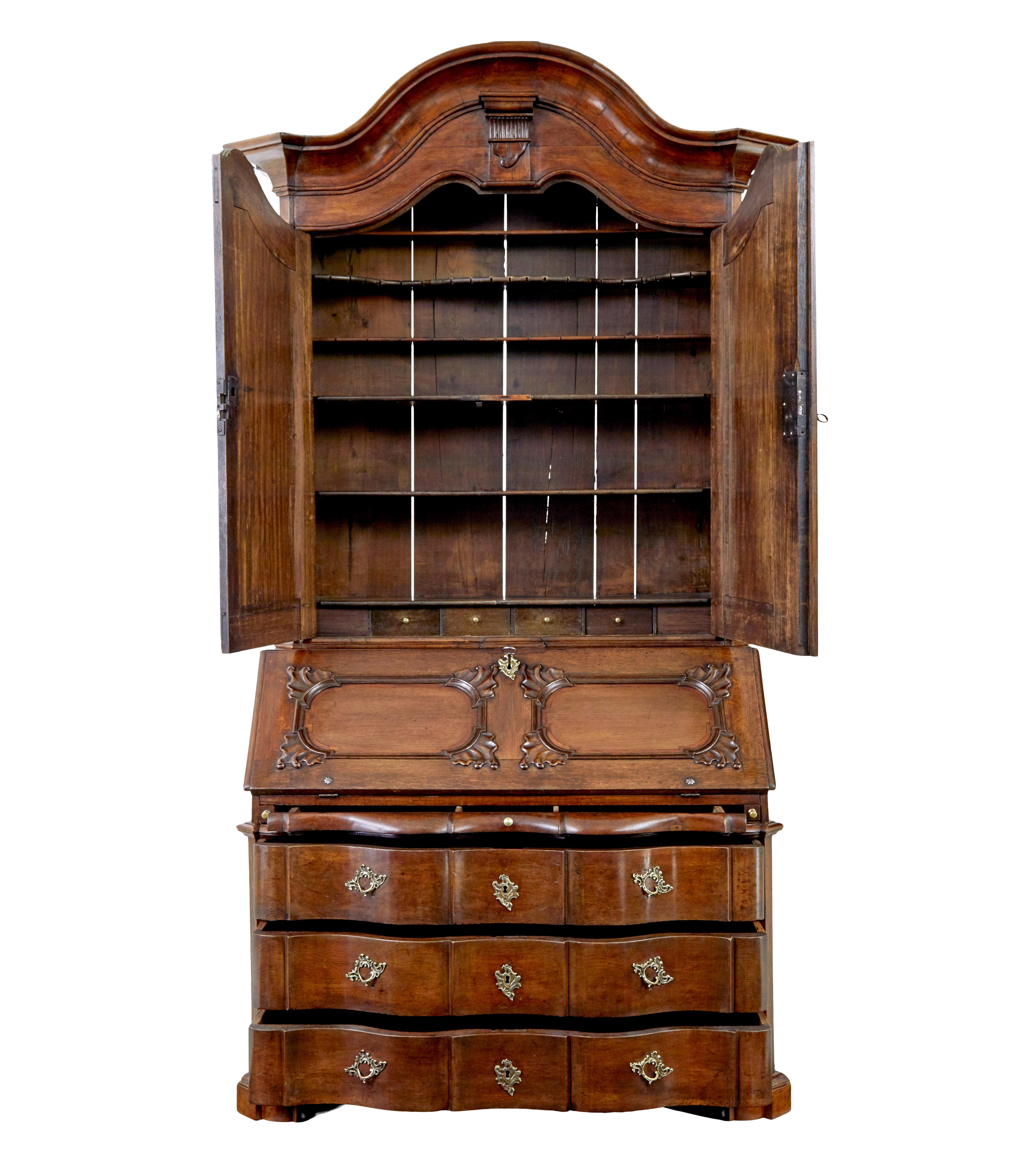 Atemberaubende und seltene norwegische Barock Eiche bureau Bücherregal circa 1760.

Bestehend aus 3 Abschnitten aufgrund der monumentalen Proportionen.

Oberteil mit profiliertem Gesims, unter dem sich die geschnitzten Flügeltüren zu 5 Einlegeböden