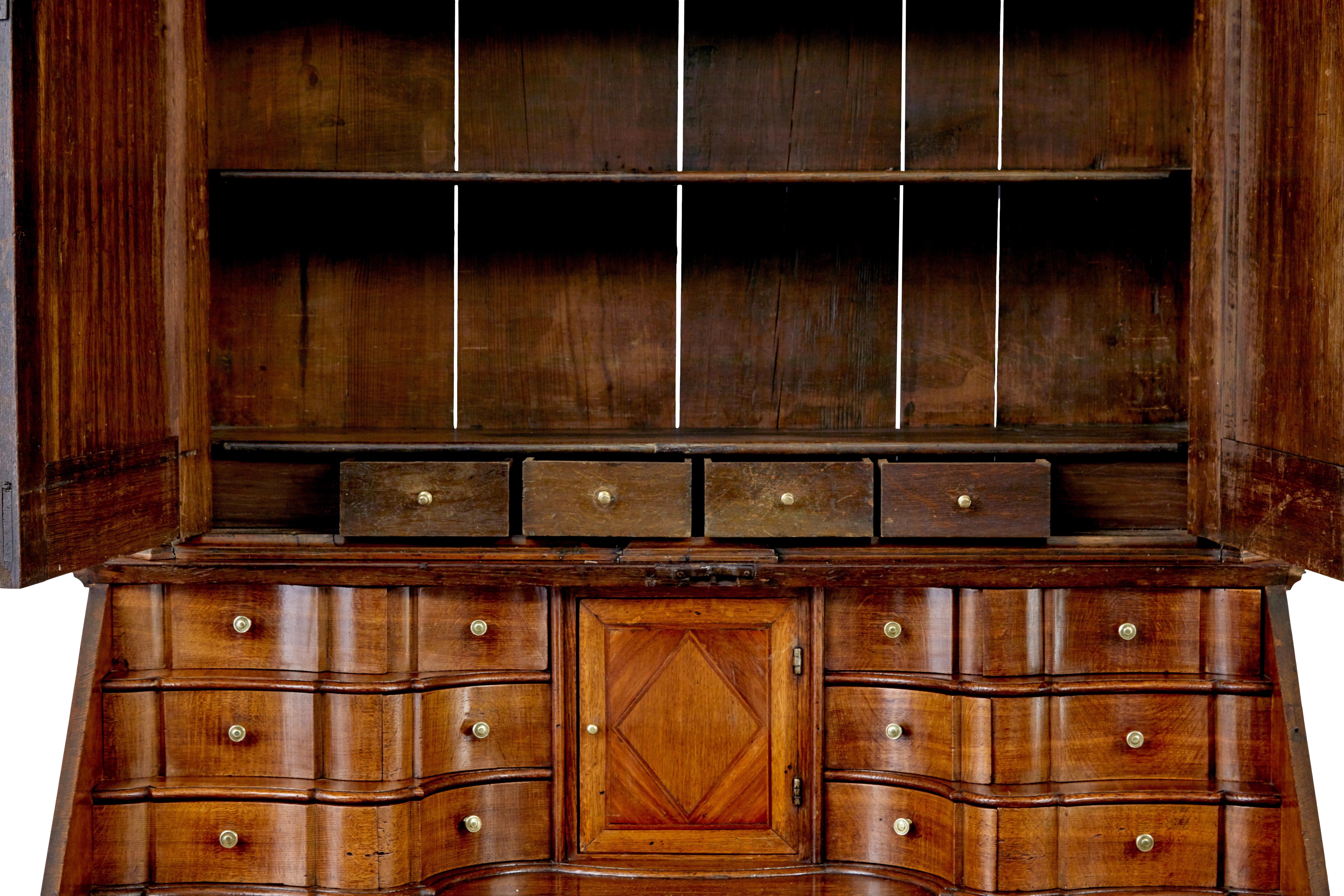 Bureau-bibliothèque en chêne sculpté norvégien du 18e siècle Bon état - En vente à Debenham, Suffolk