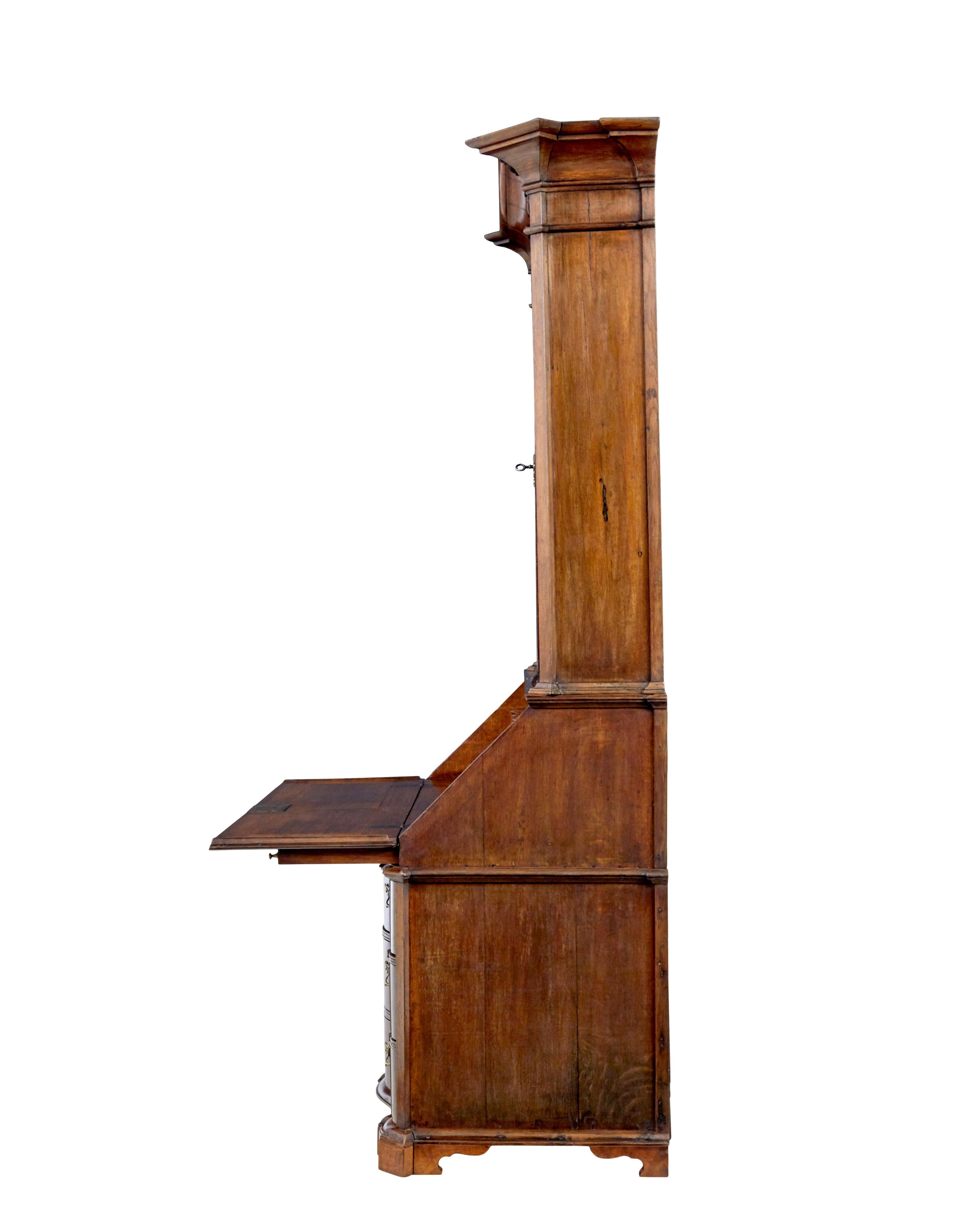 XVIIIe siècle Bureau-bibliothèque en chêne sculpté norvégien du 18e siècle en vente