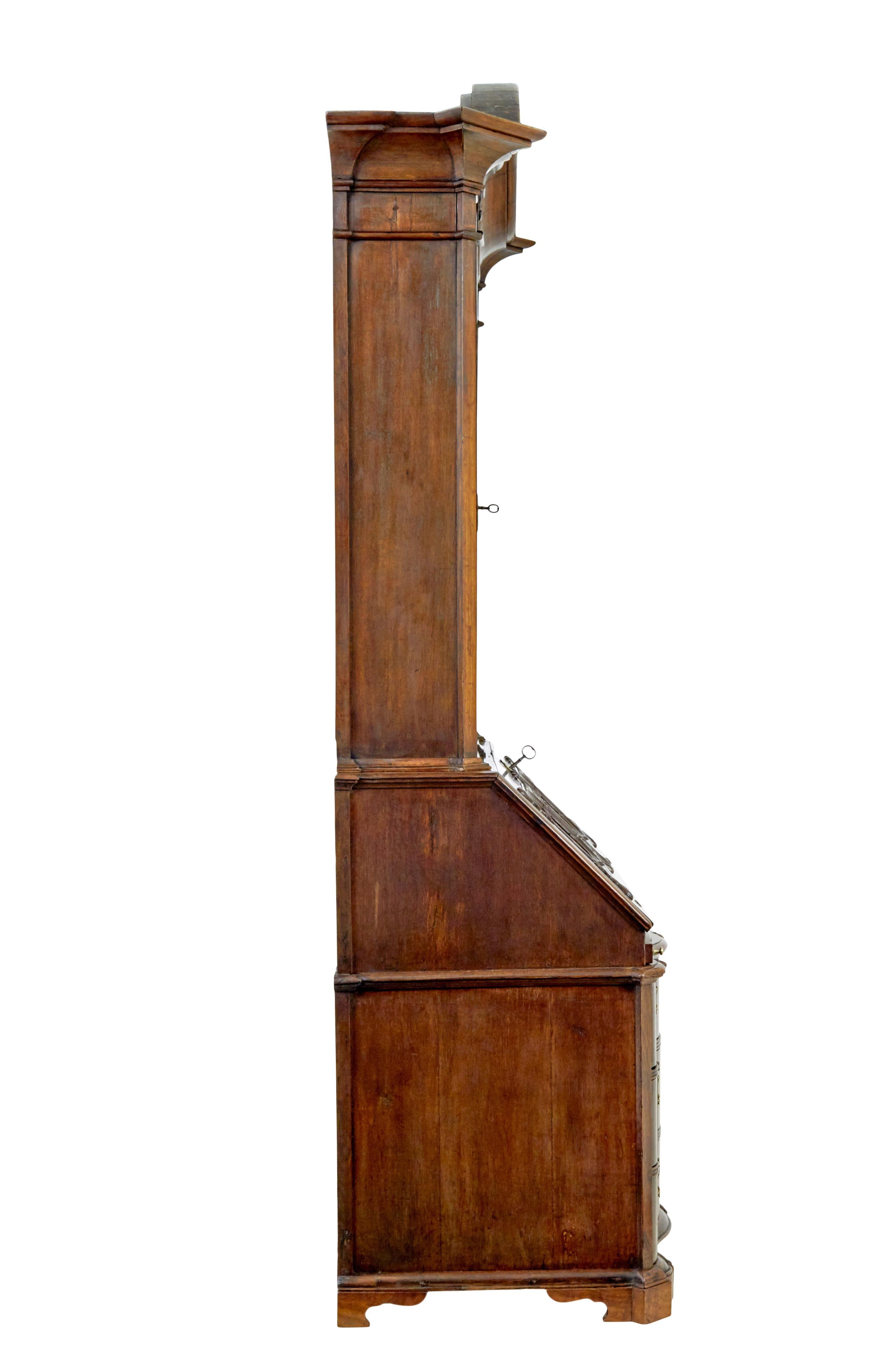 Bureau-bibliothèque en chêne sculpté norvégien du 18e siècle en vente 1