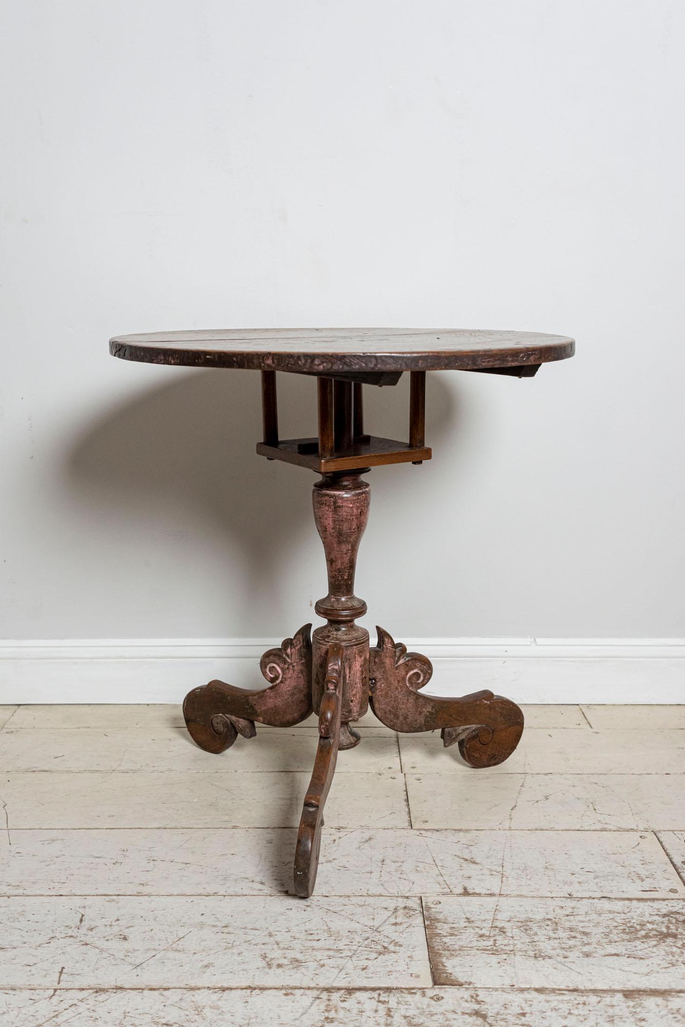 18th century side table, with a birdcage under tier and scrolled detail tripod base.
We believe the table to be Norwegian.

A good size solid useful side table.