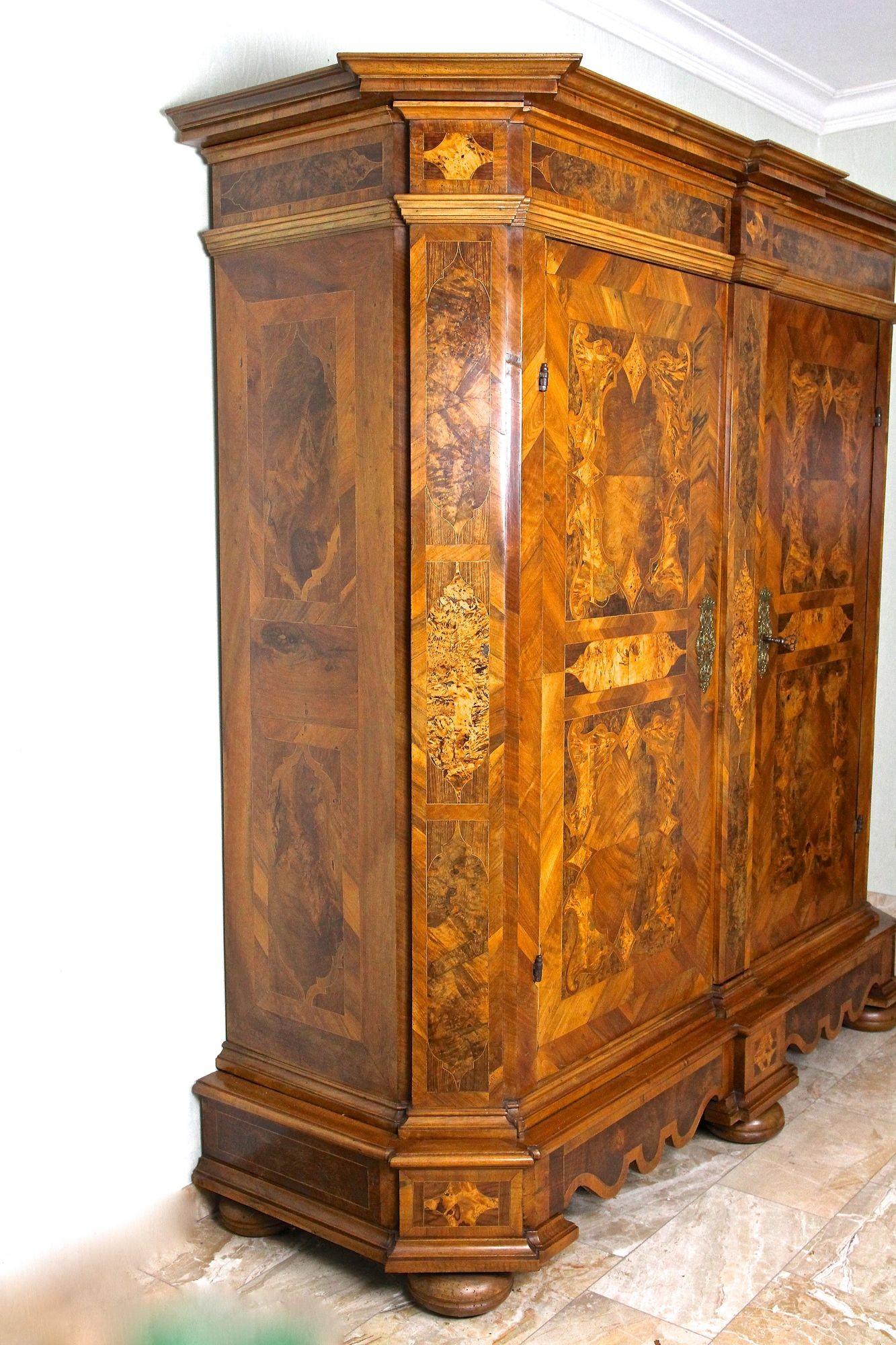 Barockschrank aus Nussbaumholz mit Intarsien aus dem 18. Jahrhundert, Österreich ca. 1770 im Angebot 5
