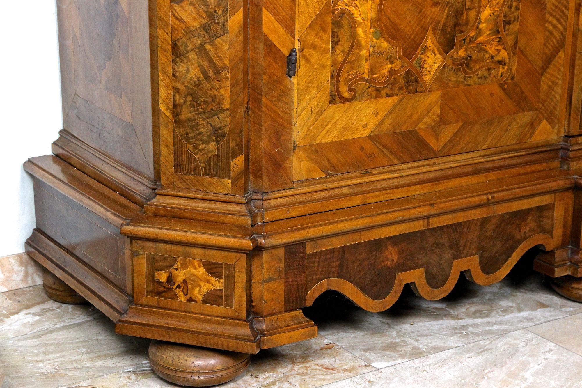 Barockschrank aus Nussbaumholz mit Intarsien aus dem 18. Jahrhundert, Österreich ca. 1770 im Angebot 6