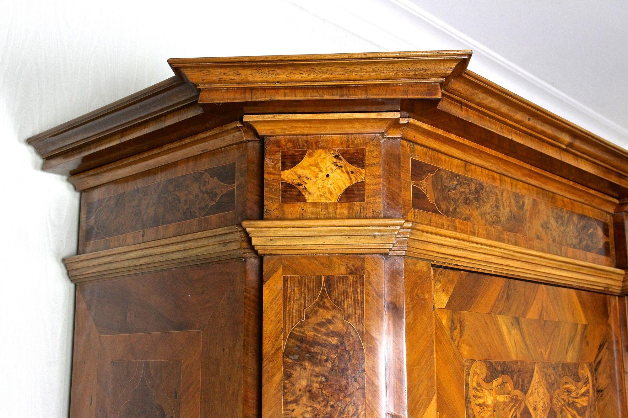 Barockschrank aus Nussbaumholz mit Intarsien aus dem 18. Jahrhundert, Österreich ca. 1770 im Angebot 7