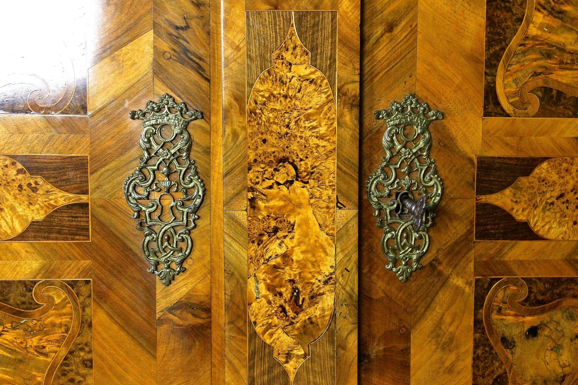 Barockschrank aus Nussbaumholz mit Intarsien aus dem 18. Jahrhundert, Österreich ca. 1770 im Angebot 8
