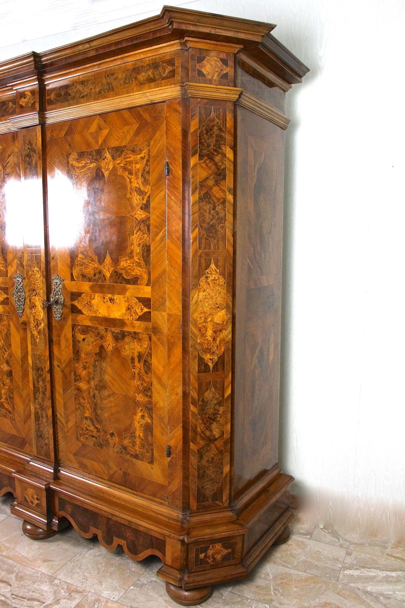 Barockschrank aus Nussbaumholz mit Intarsien aus dem 18. Jahrhundert, Österreich ca. 1770 im Angebot 9