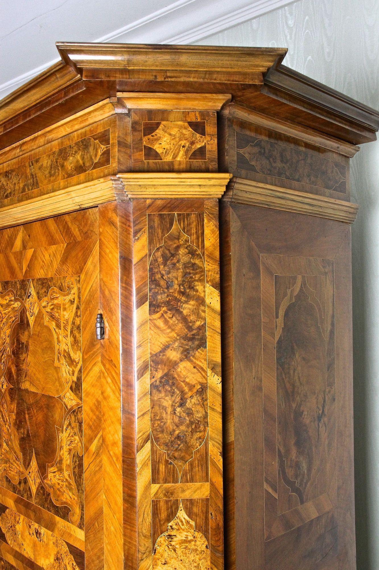 Barockschrank aus Nussbaumholz mit Intarsien aus dem 18. Jahrhundert, Österreich ca. 1770 im Angebot 10